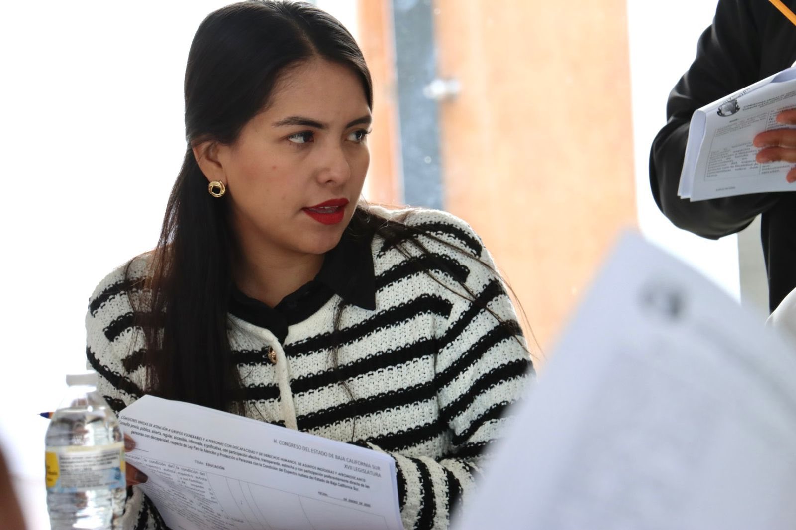 Puede ser una imagen de 4 personas y texto