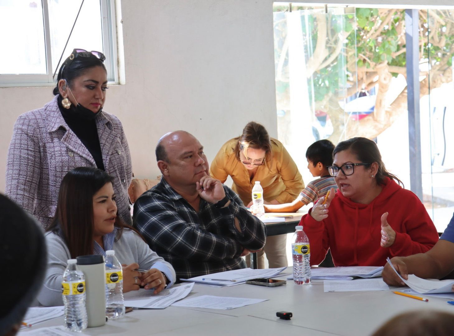 Puede ser una imagen de 4 personas y texto