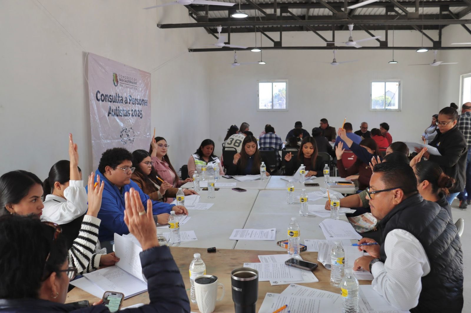 Puede ser una imagen de 4 personas y texto