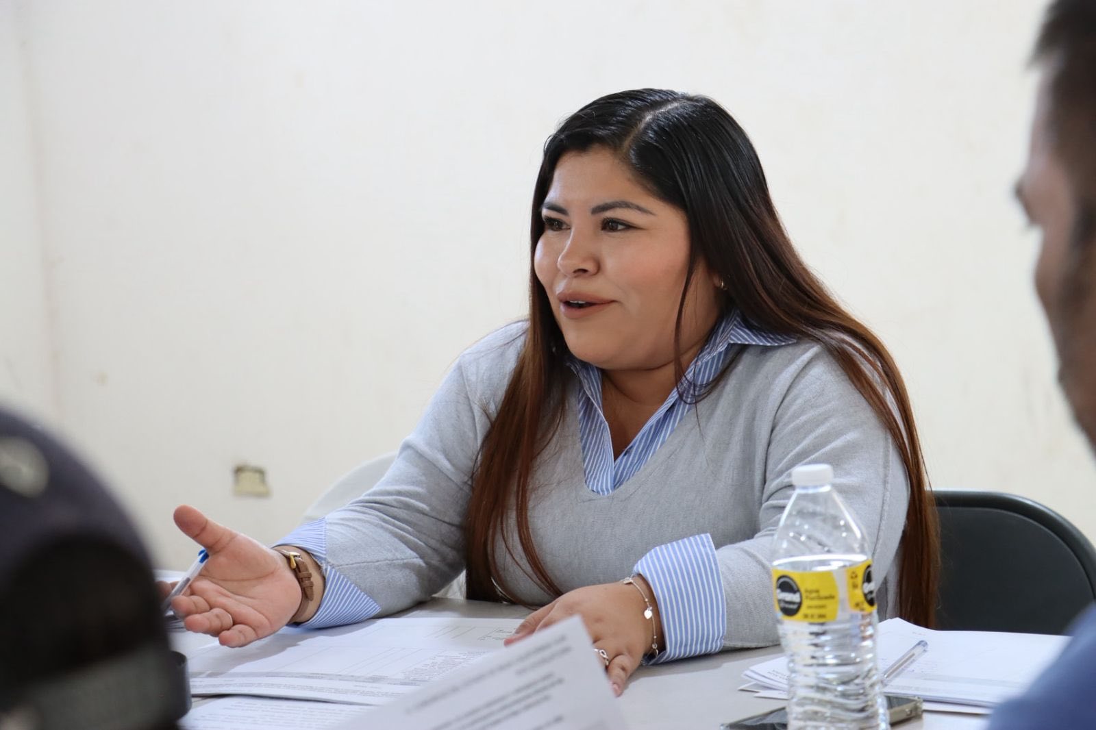 Puede ser una imagen de 4 personas y texto