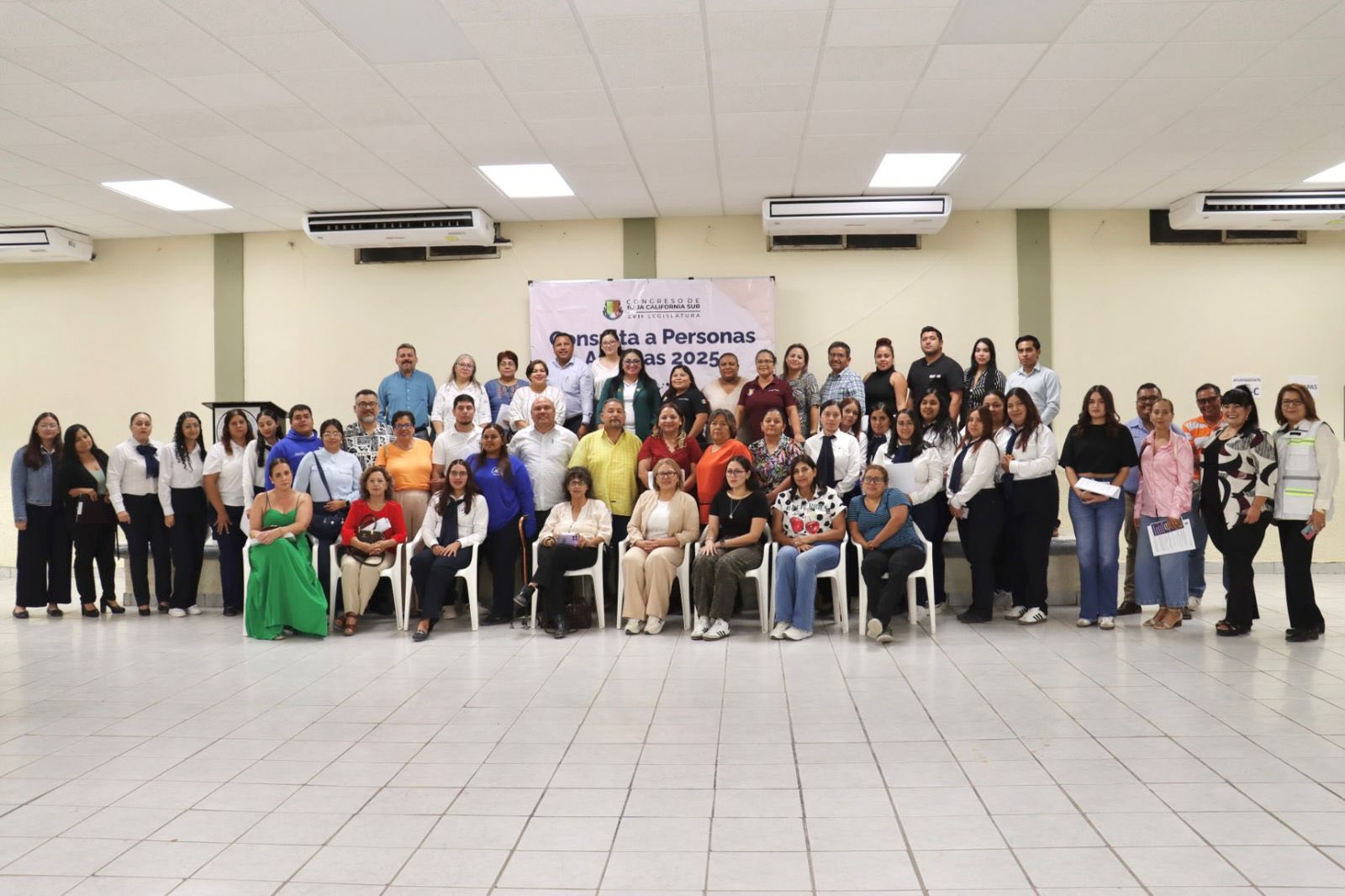 Puede ser una imagen de 4 personas y texto