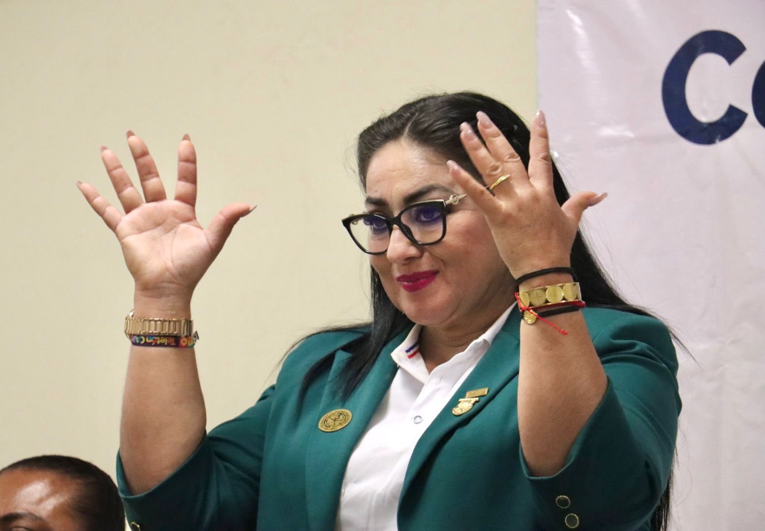 Puede ser una imagen de 4 personas y texto