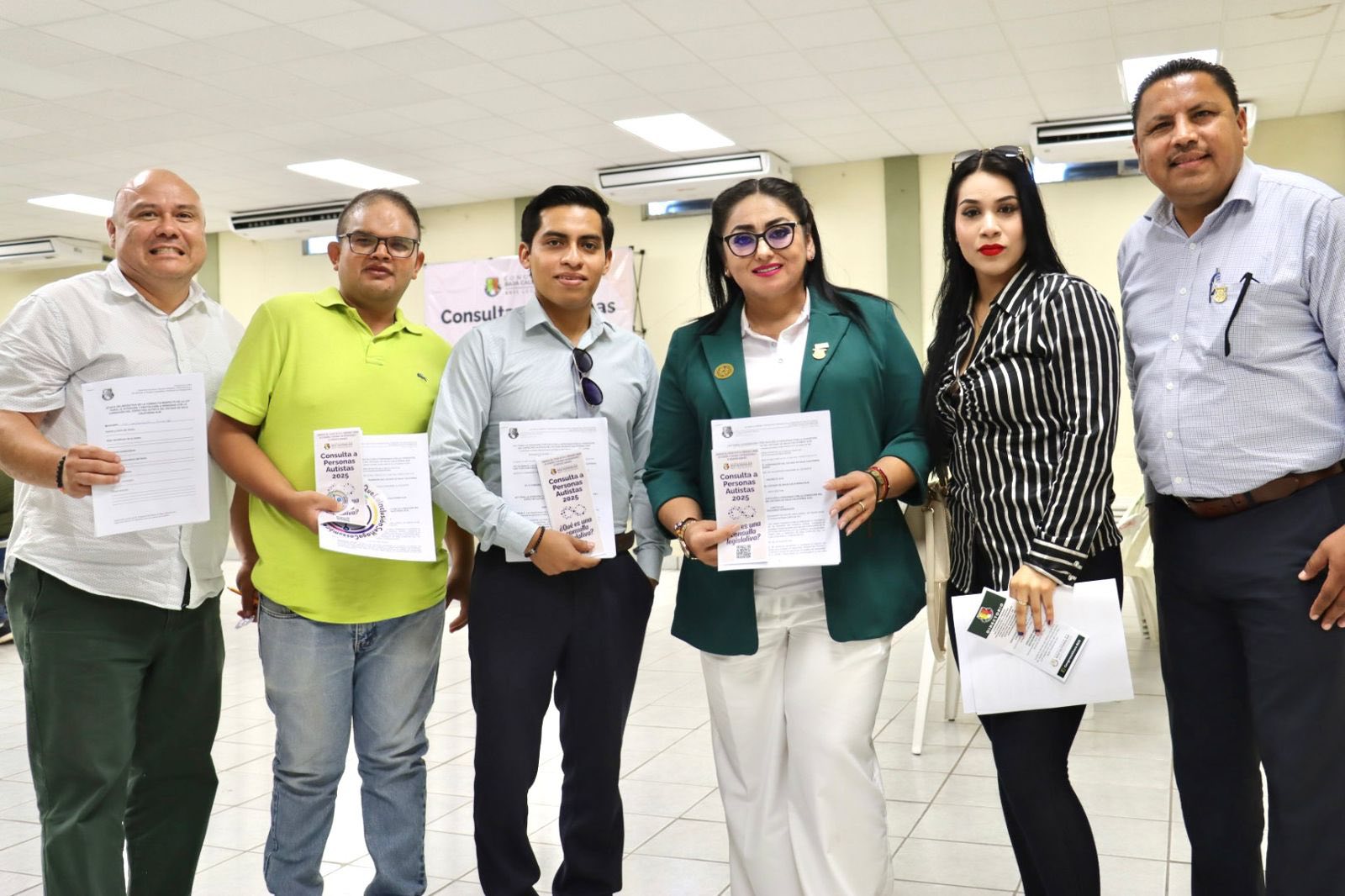 Puede ser una imagen de 4 personas y texto