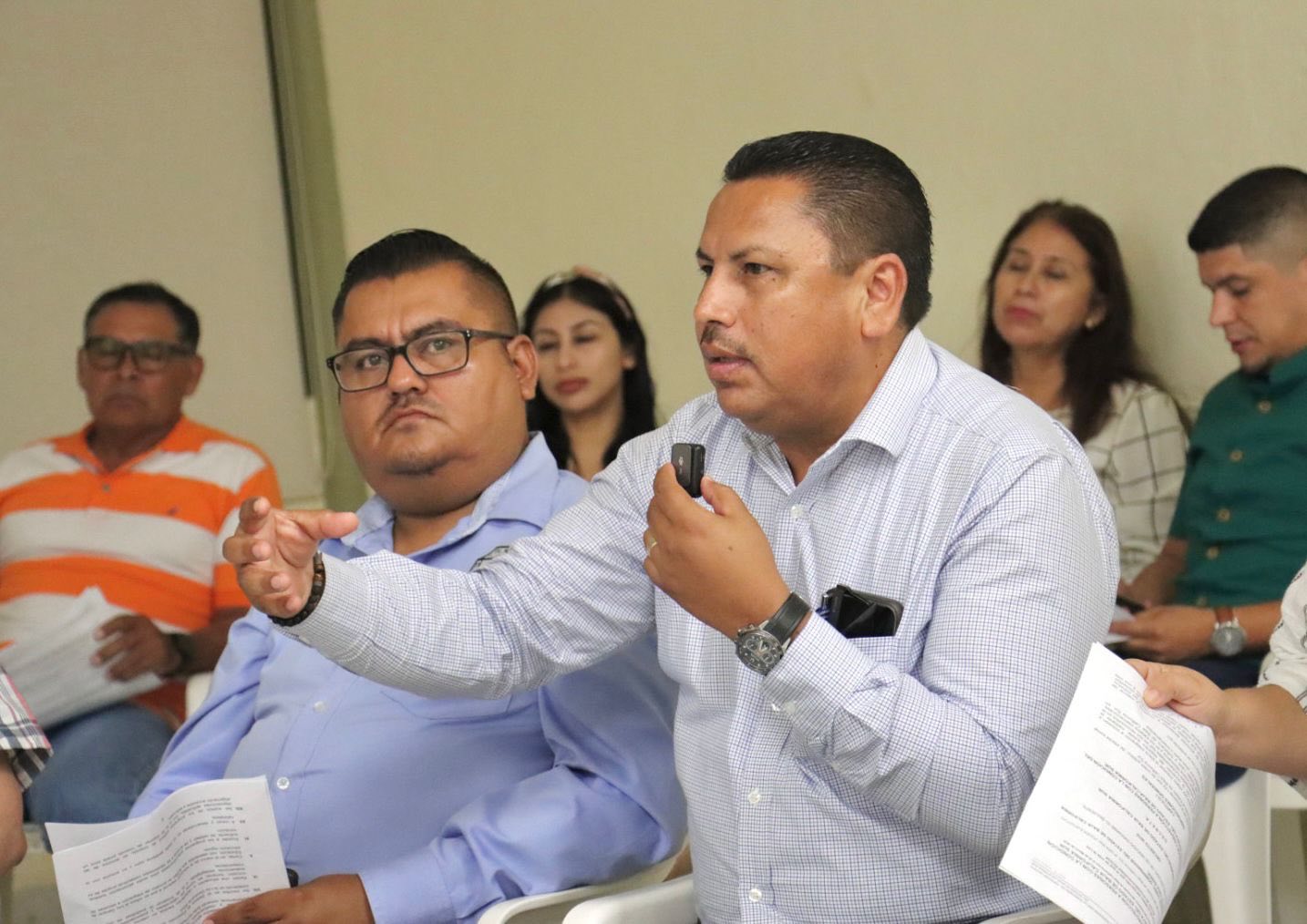 Puede ser una imagen de 4 personas y texto