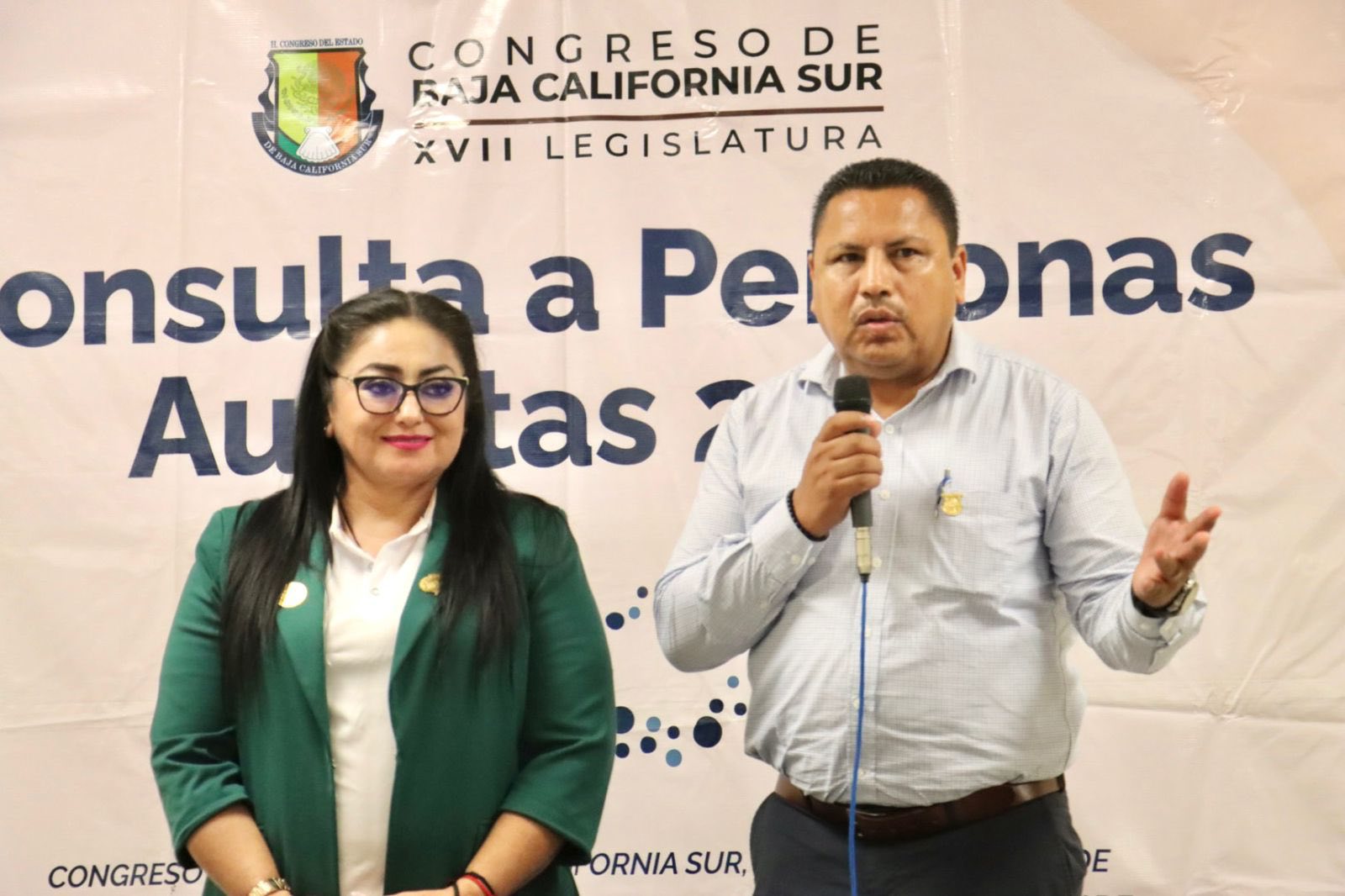 Puede ser una imagen de 4 personas y texto