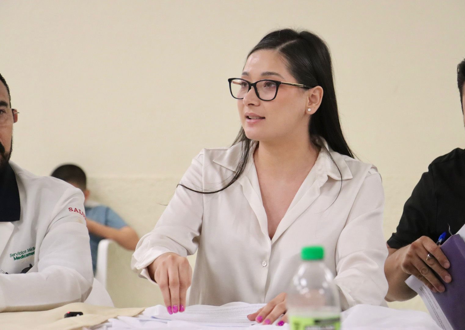 Puede ser una imagen de 4 personas y texto