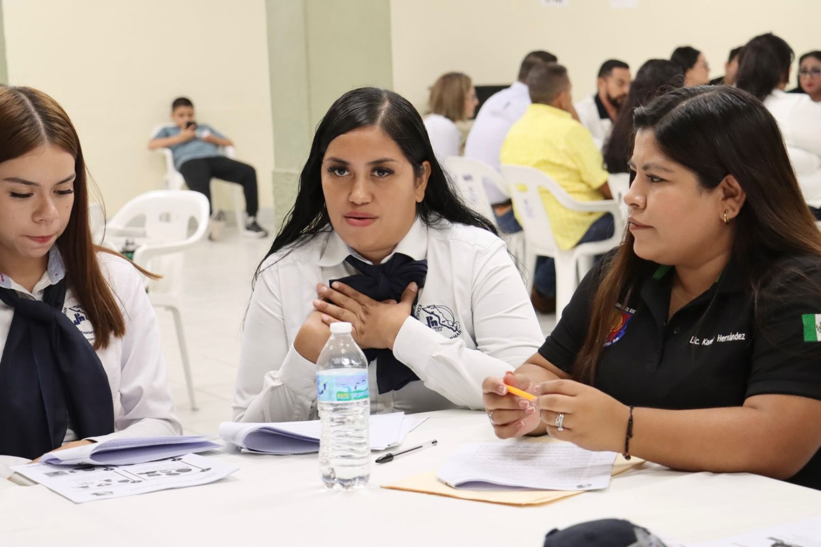 Puede ser una imagen de 4 personas y texto