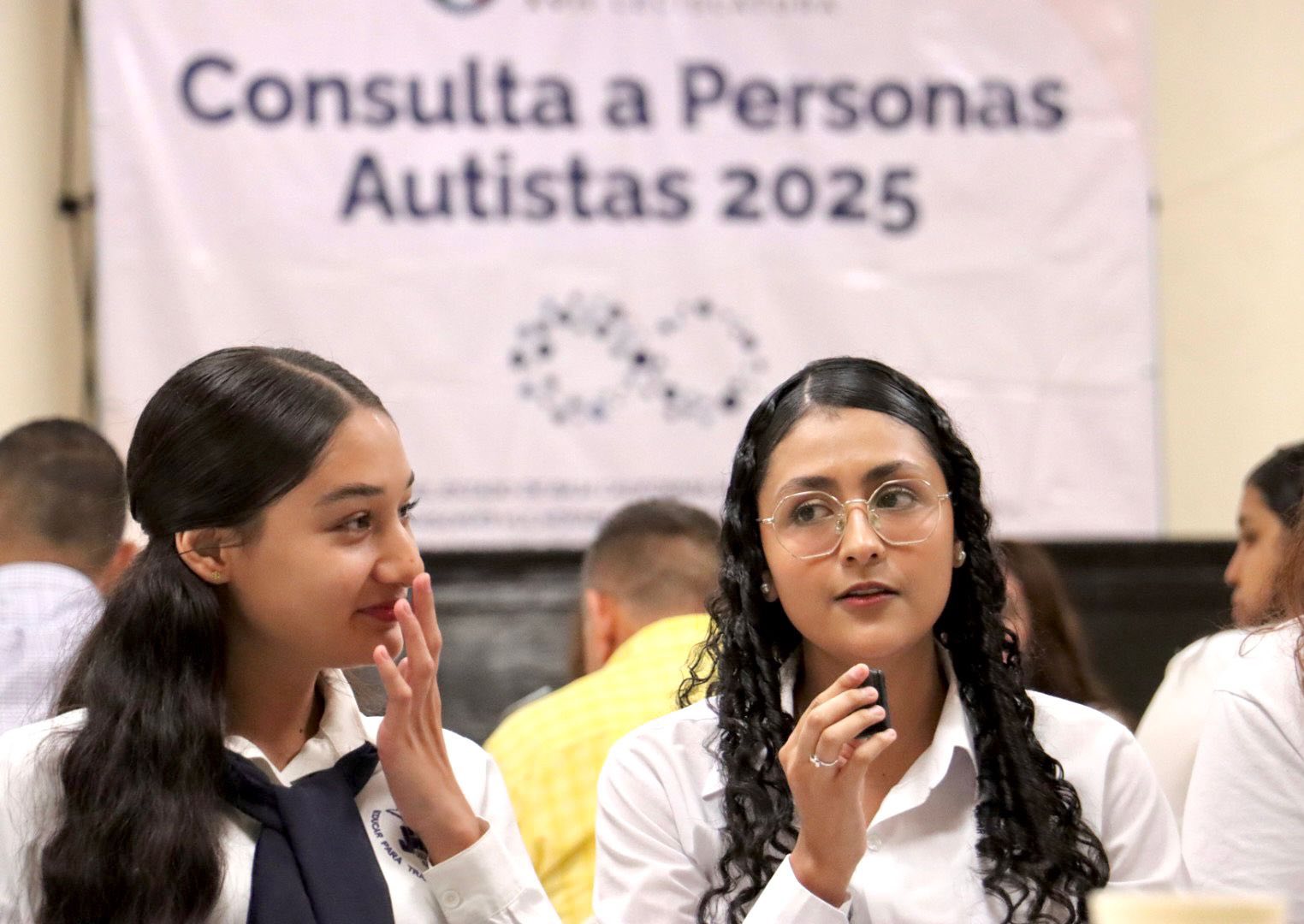 Puede ser una imagen de 4 personas y texto