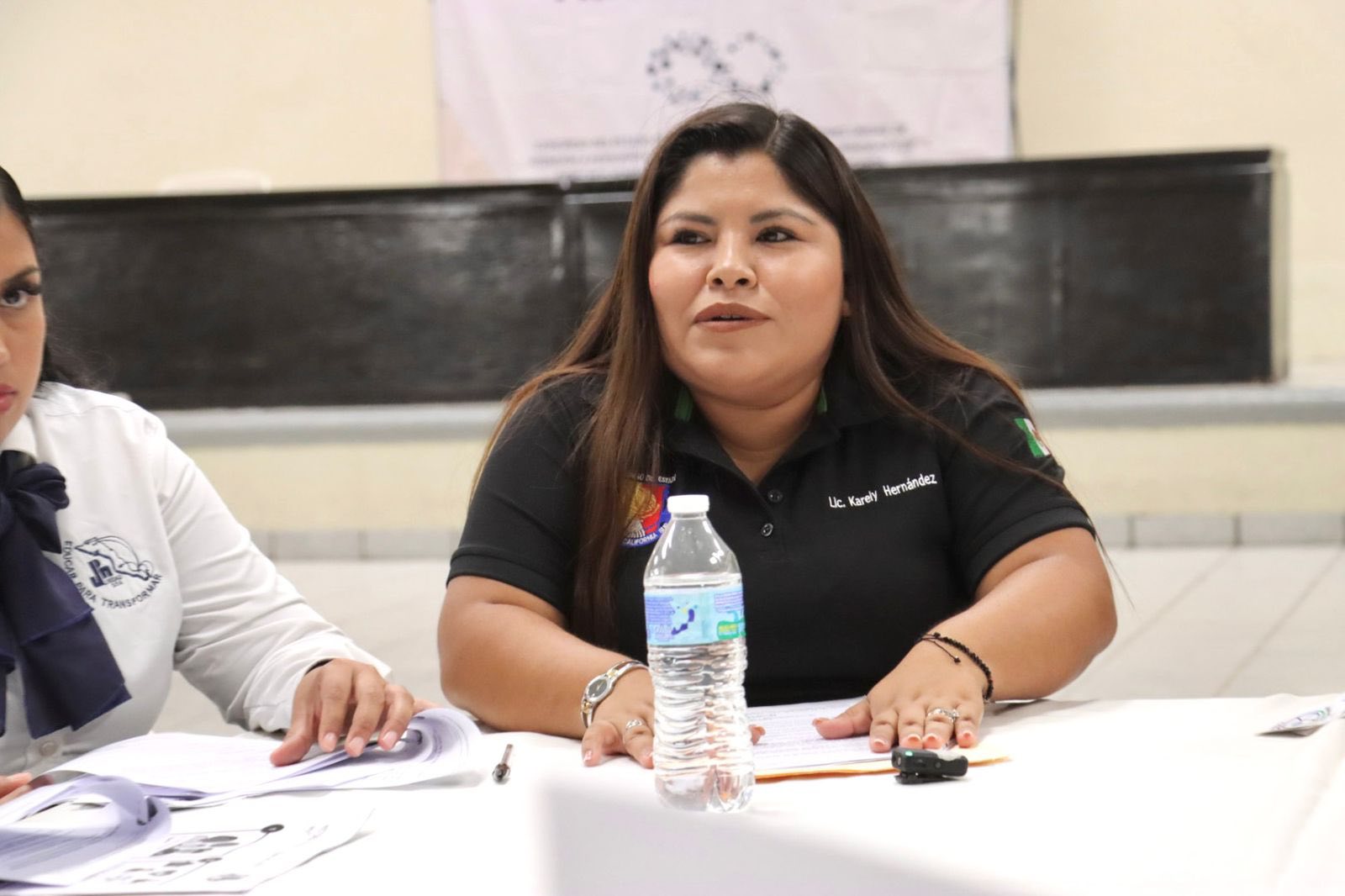 Puede ser una imagen de 4 personas y texto