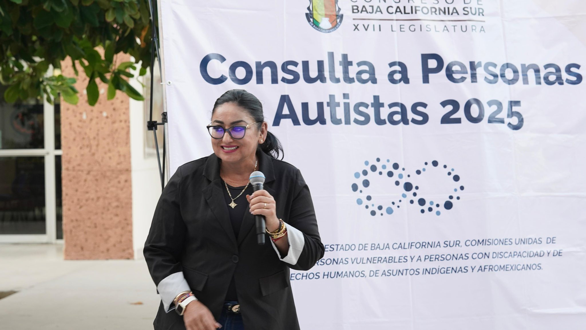 Puede ser una imagen de 4 personas y texto