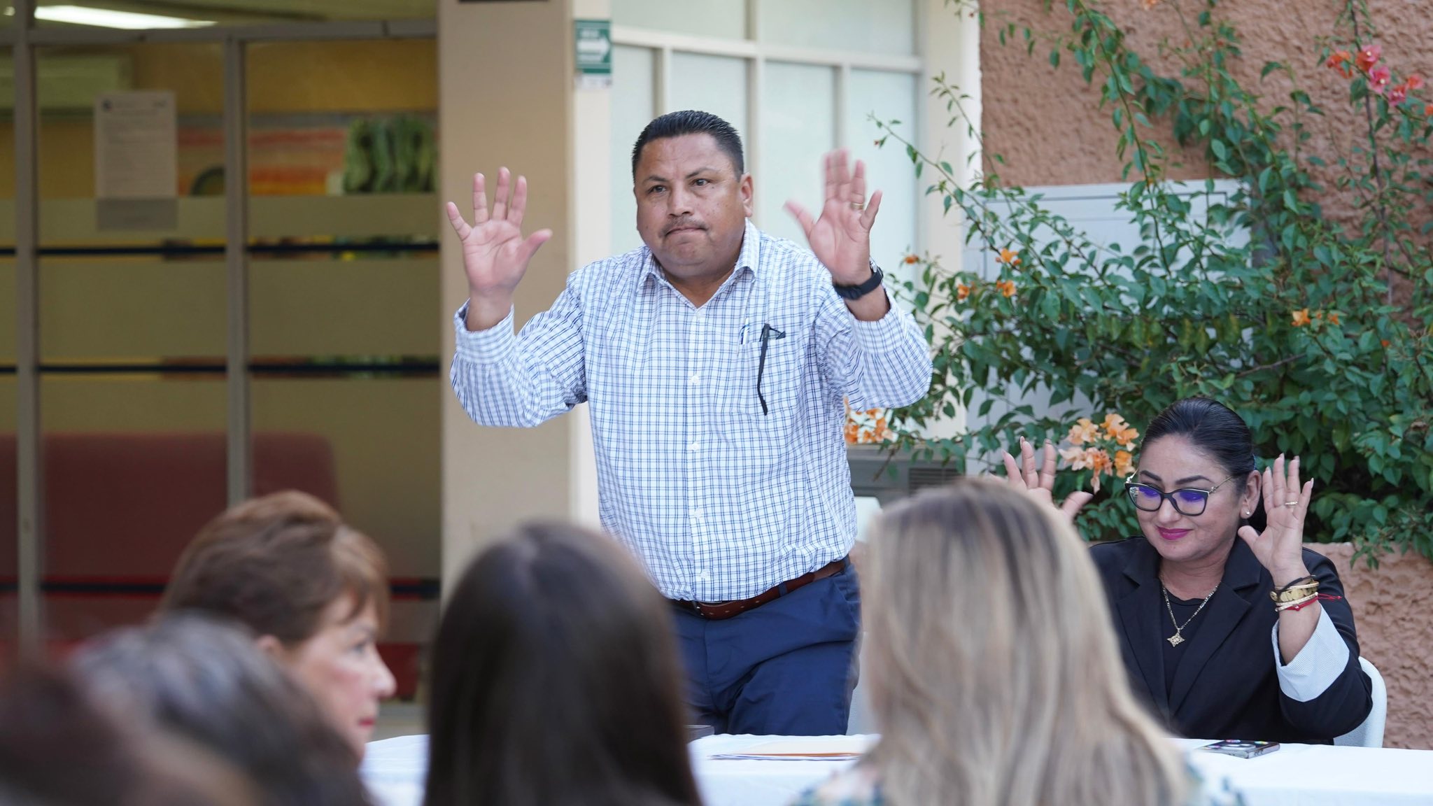 Puede ser una imagen de 4 personas y texto