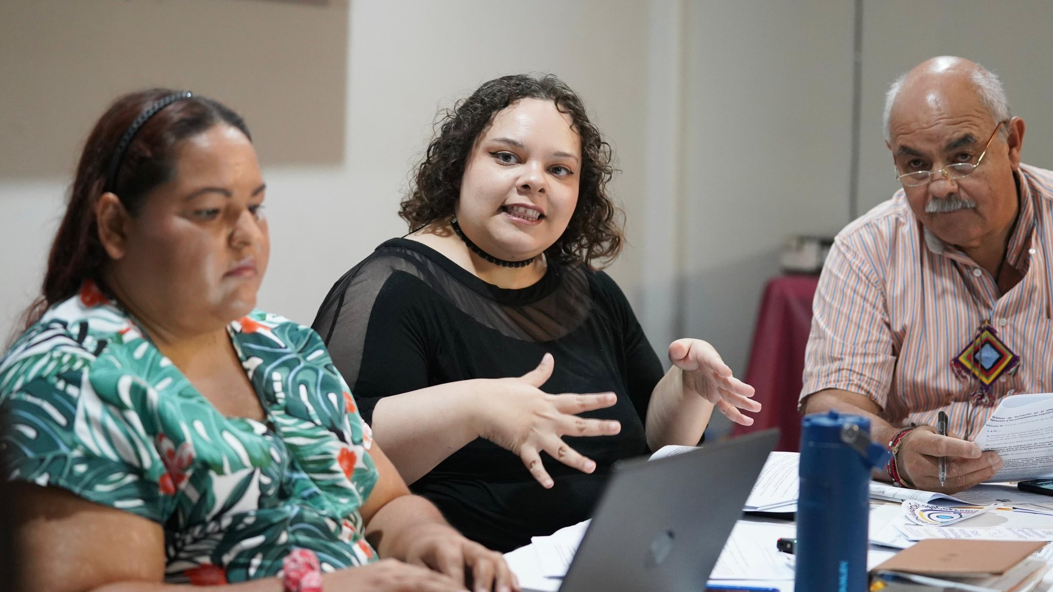 Puede ser una imagen de 4 personas y texto