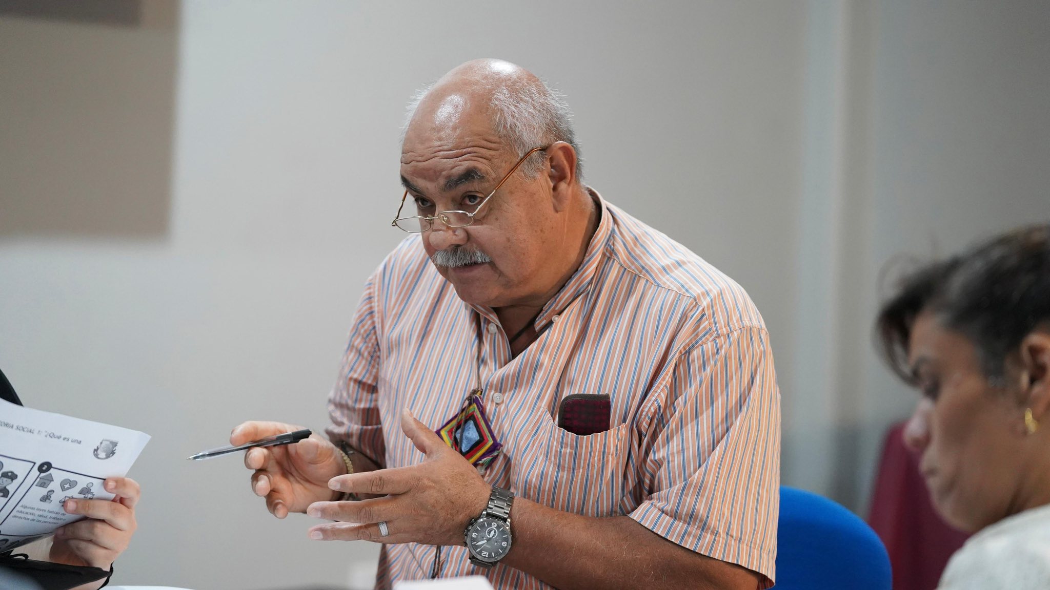 Puede ser una imagen de 4 personas y texto