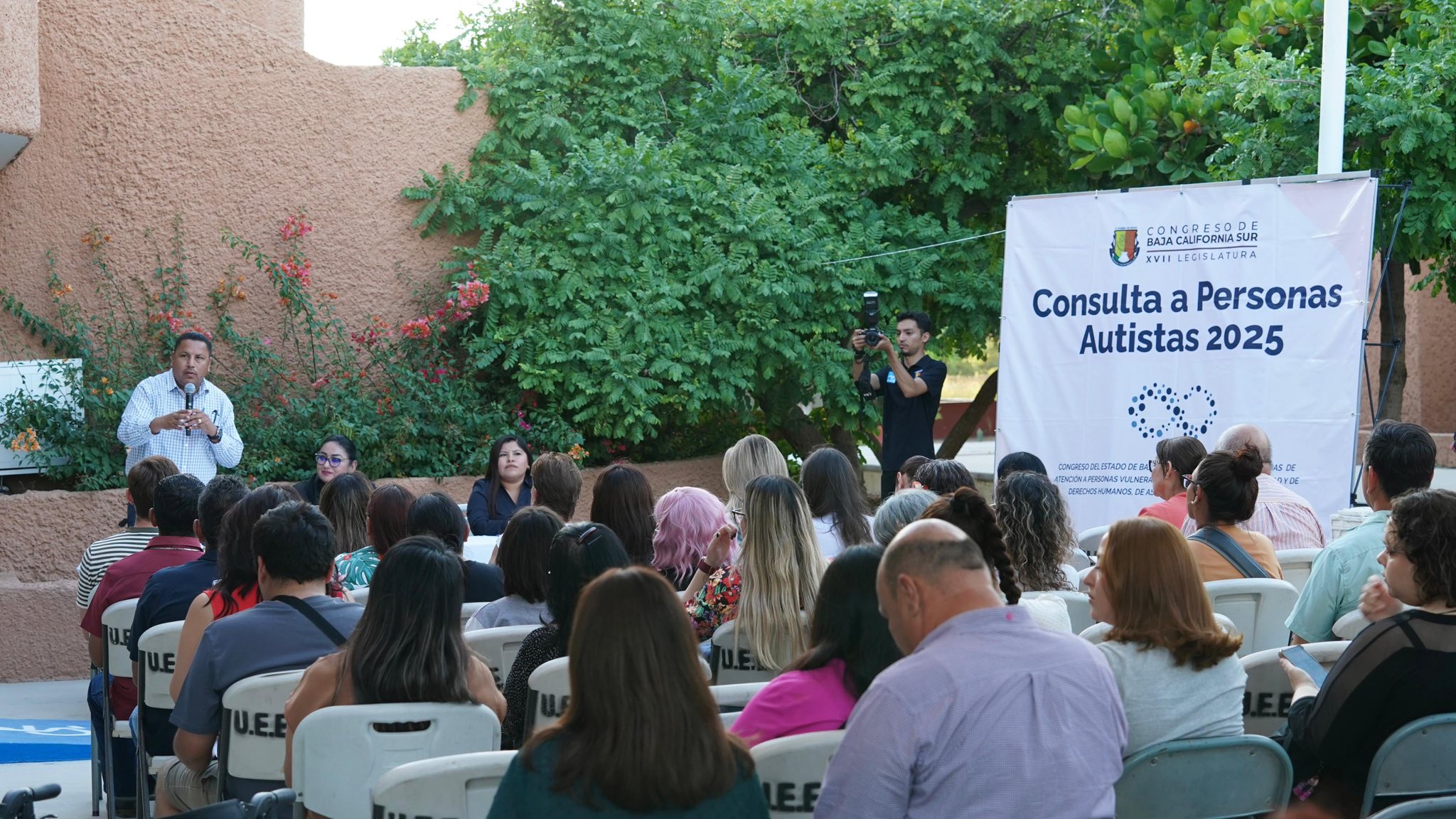 Puede ser una imagen de 4 personas y texto