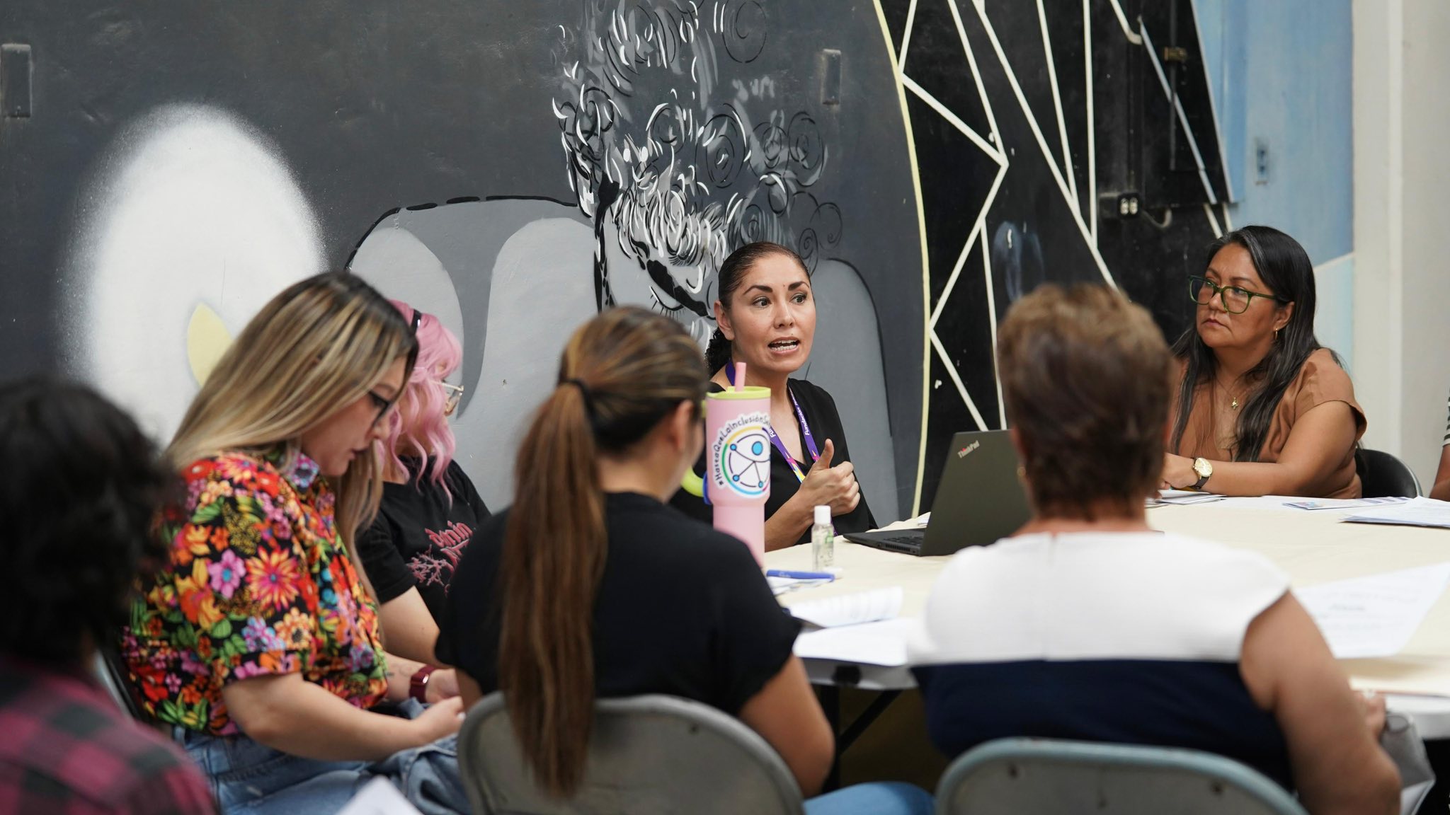 Puede ser una imagen de 4 personas y texto