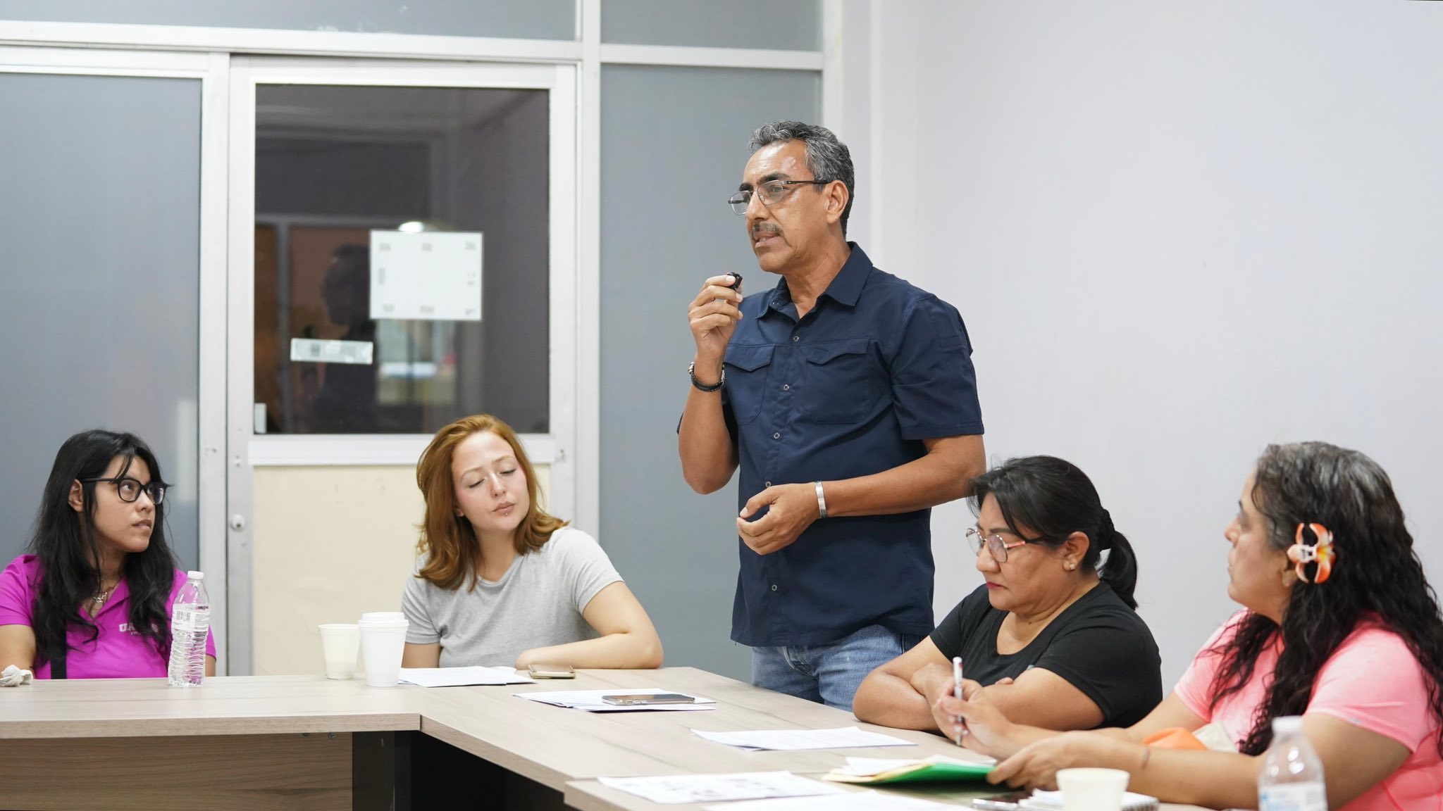 Puede ser una imagen de 4 personas y texto