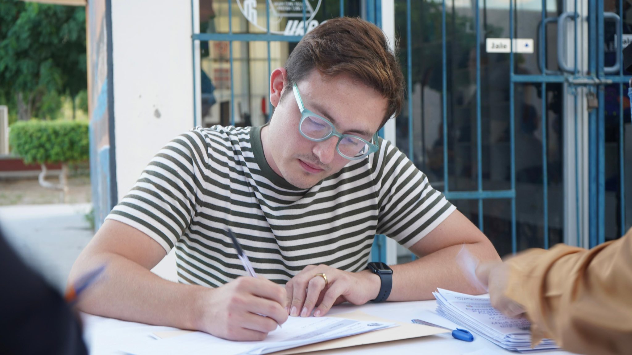 Puede ser una imagen de 4 personas y texto