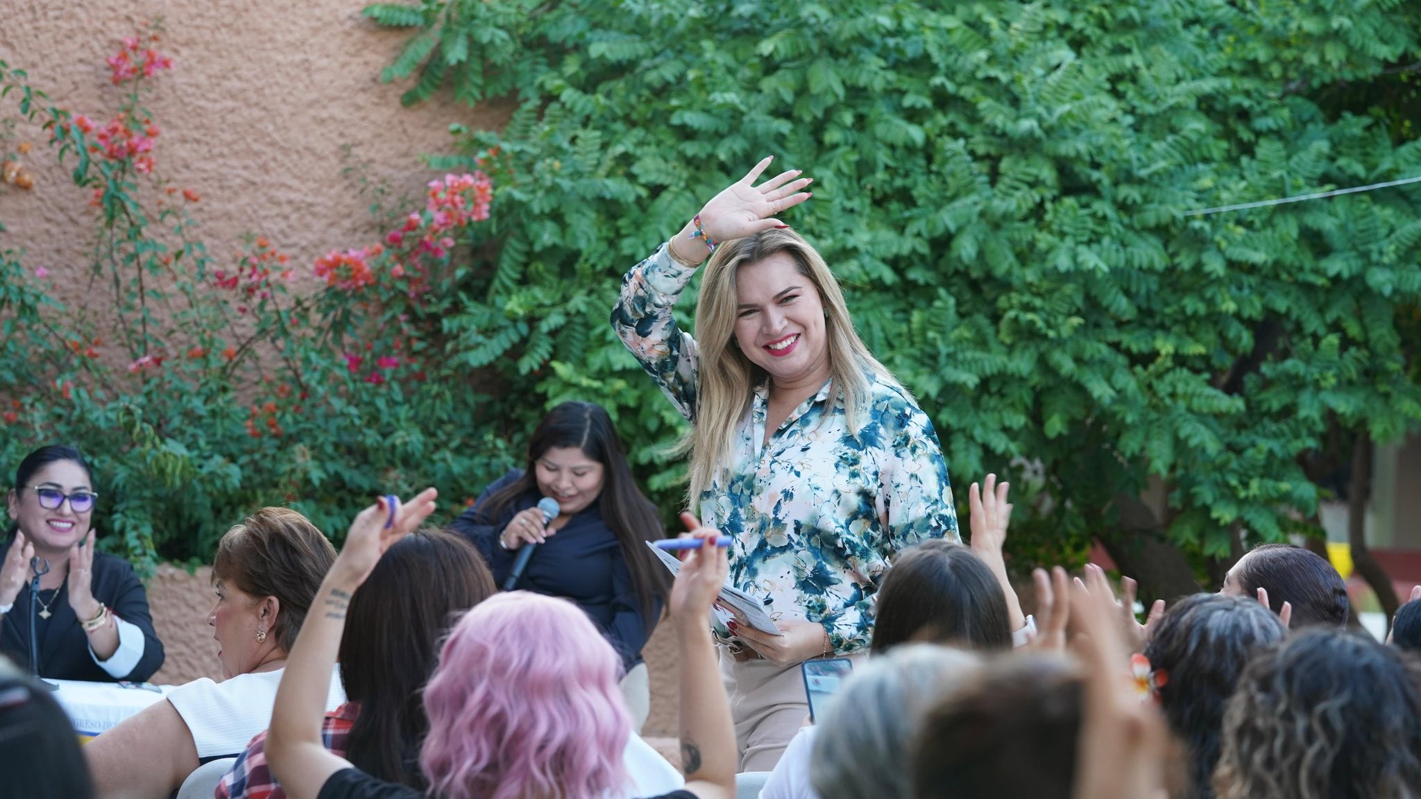 Puede ser una imagen de 4 personas y texto