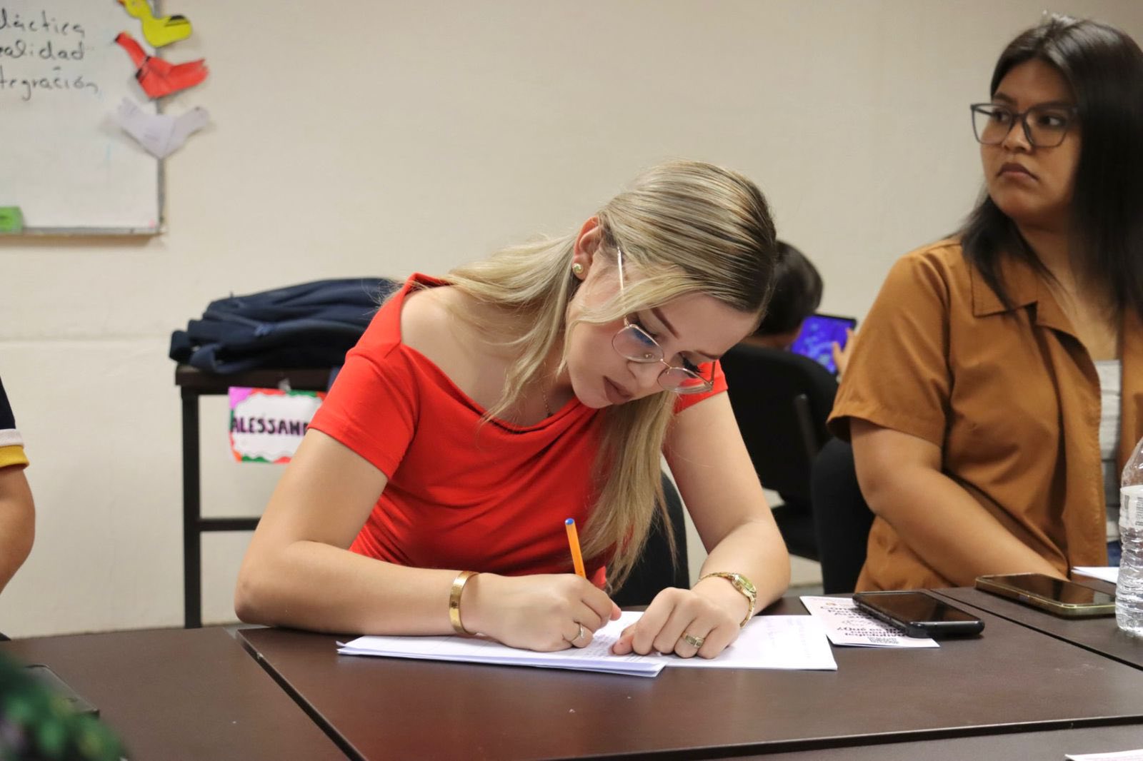 Puede ser una imagen de 4 personas y texto