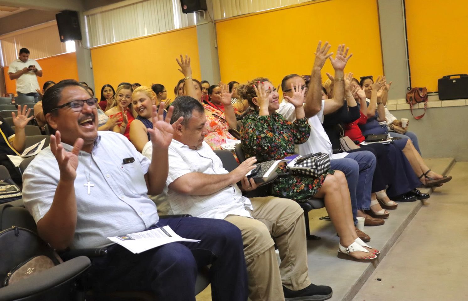 Puede ser una imagen de 4 personas y texto