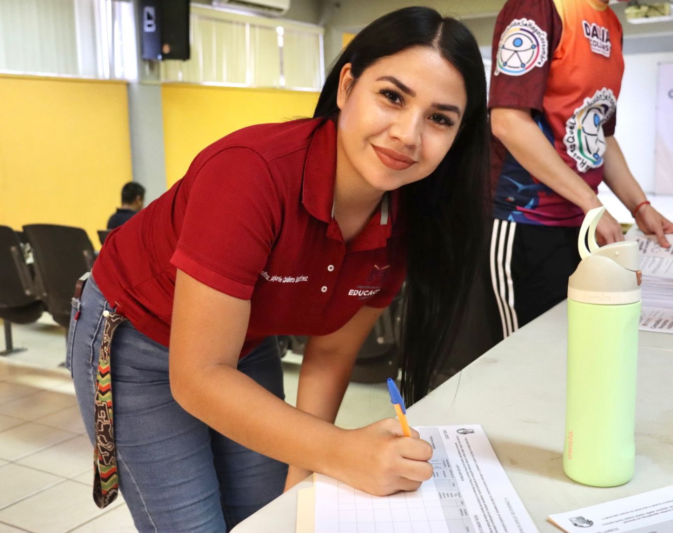 Puede ser una imagen de 4 personas y texto