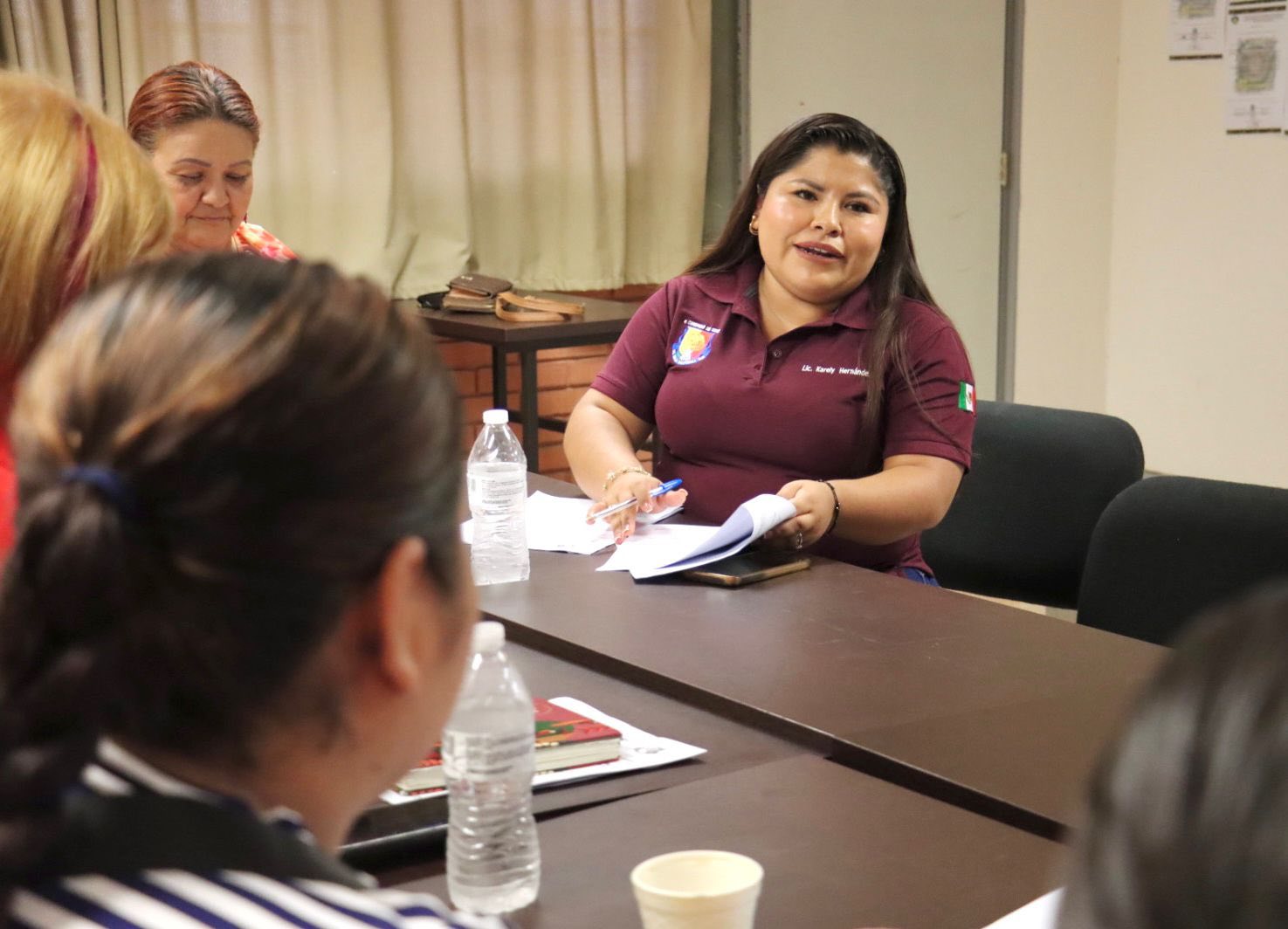 Puede ser una imagen de 4 personas y texto