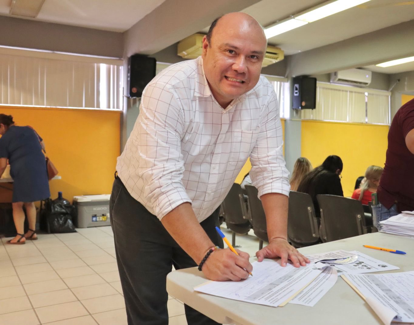 Puede ser una imagen de 4 personas y texto