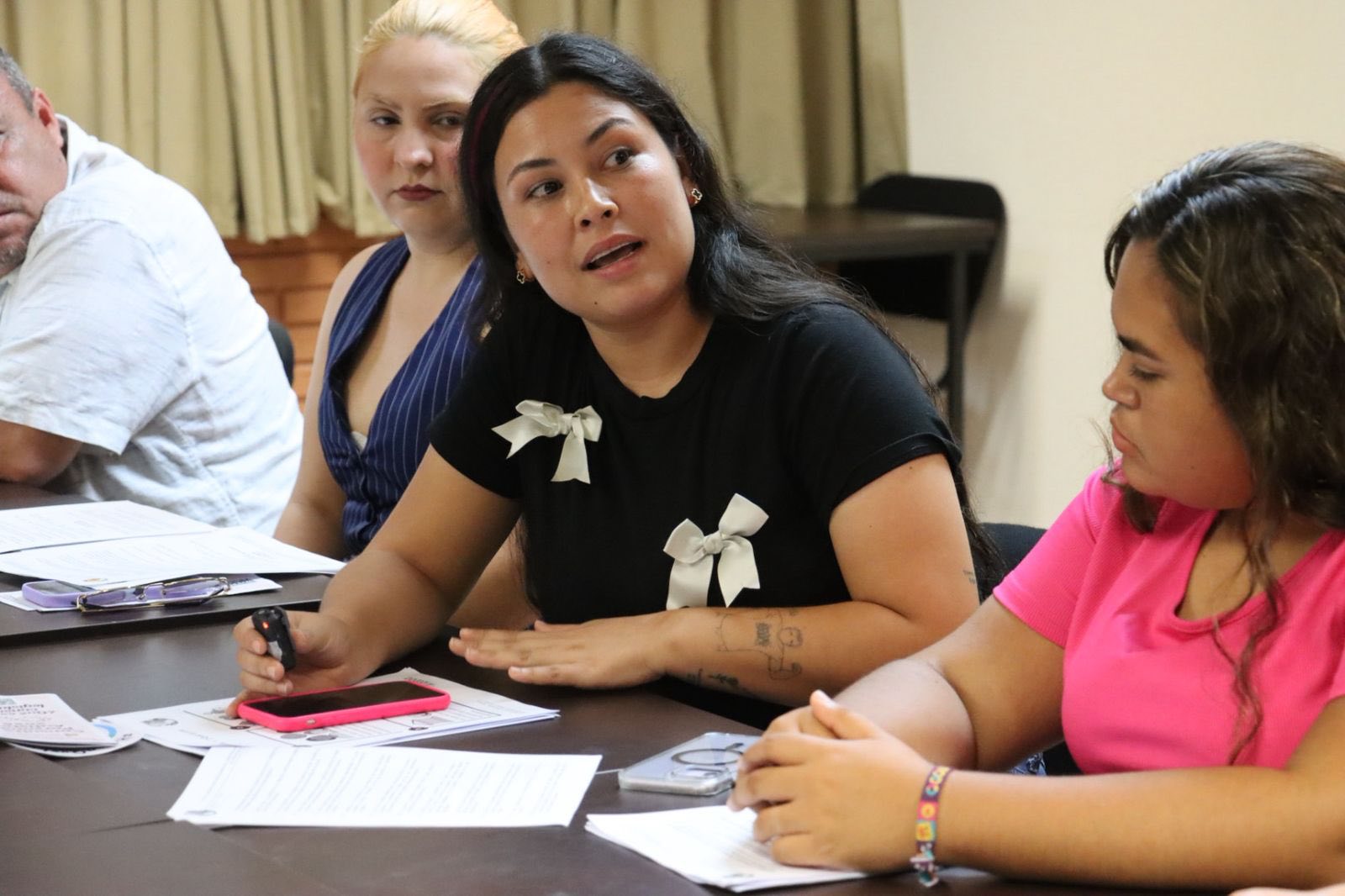 Puede ser una imagen de 4 personas y texto