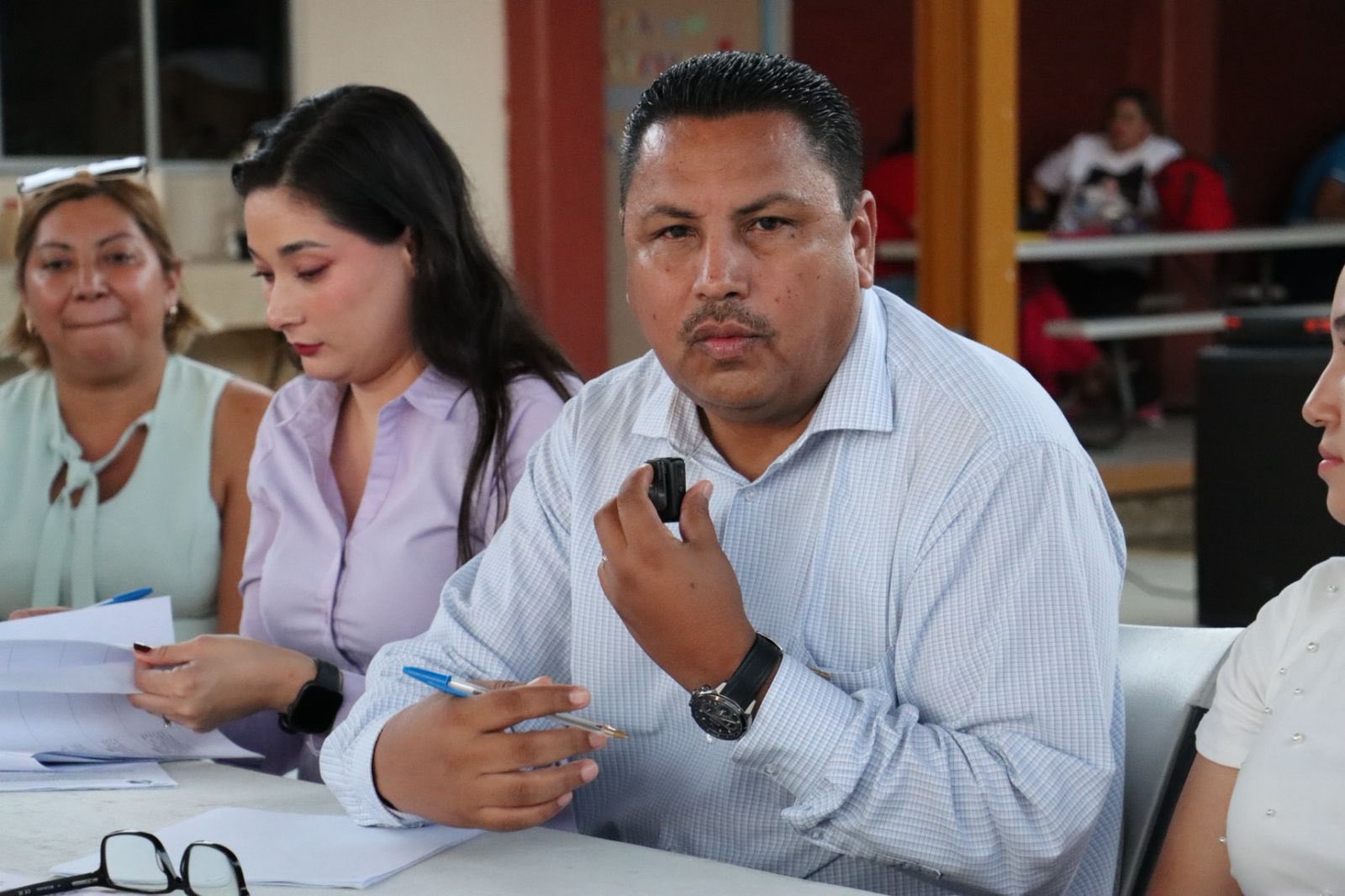 Puede ser una imagen de 4 personas y texto