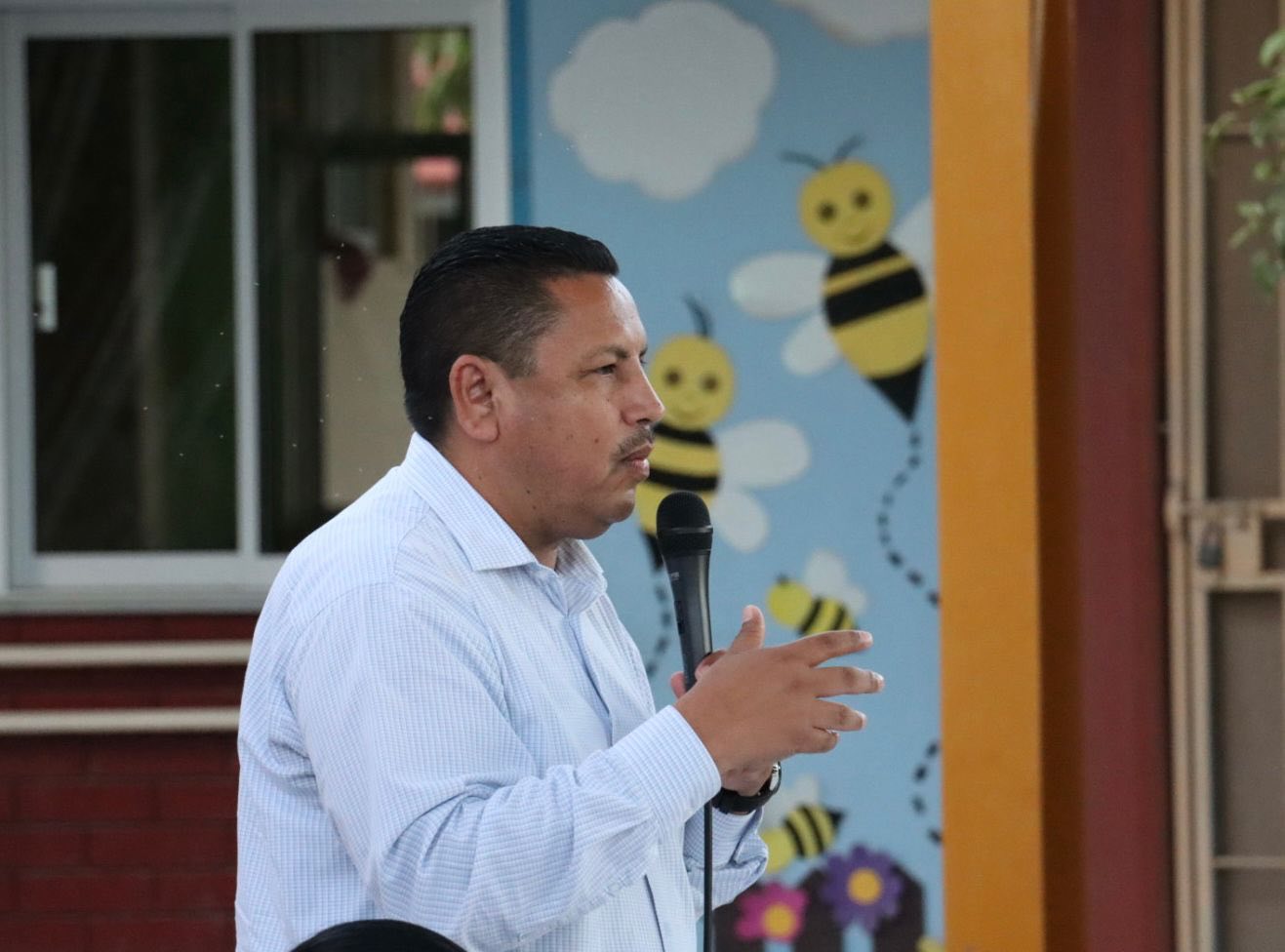 Puede ser una imagen de 4 personas y texto