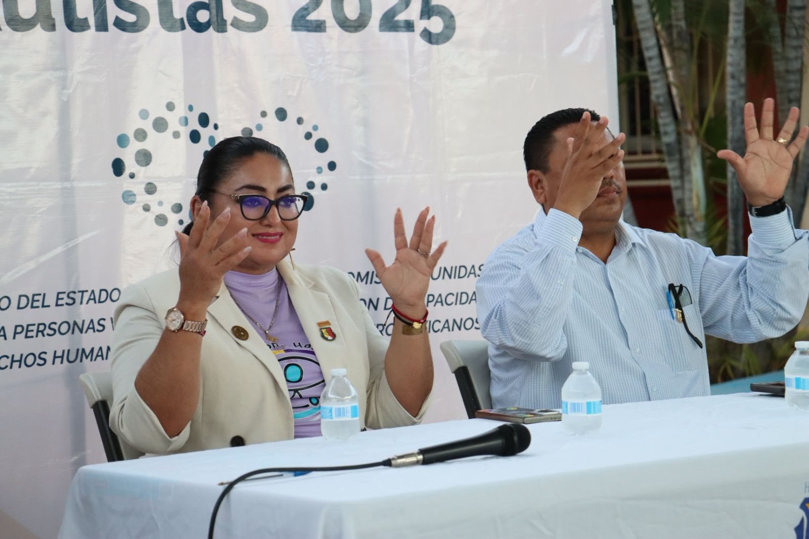 Puede ser una imagen de 4 personas y texto