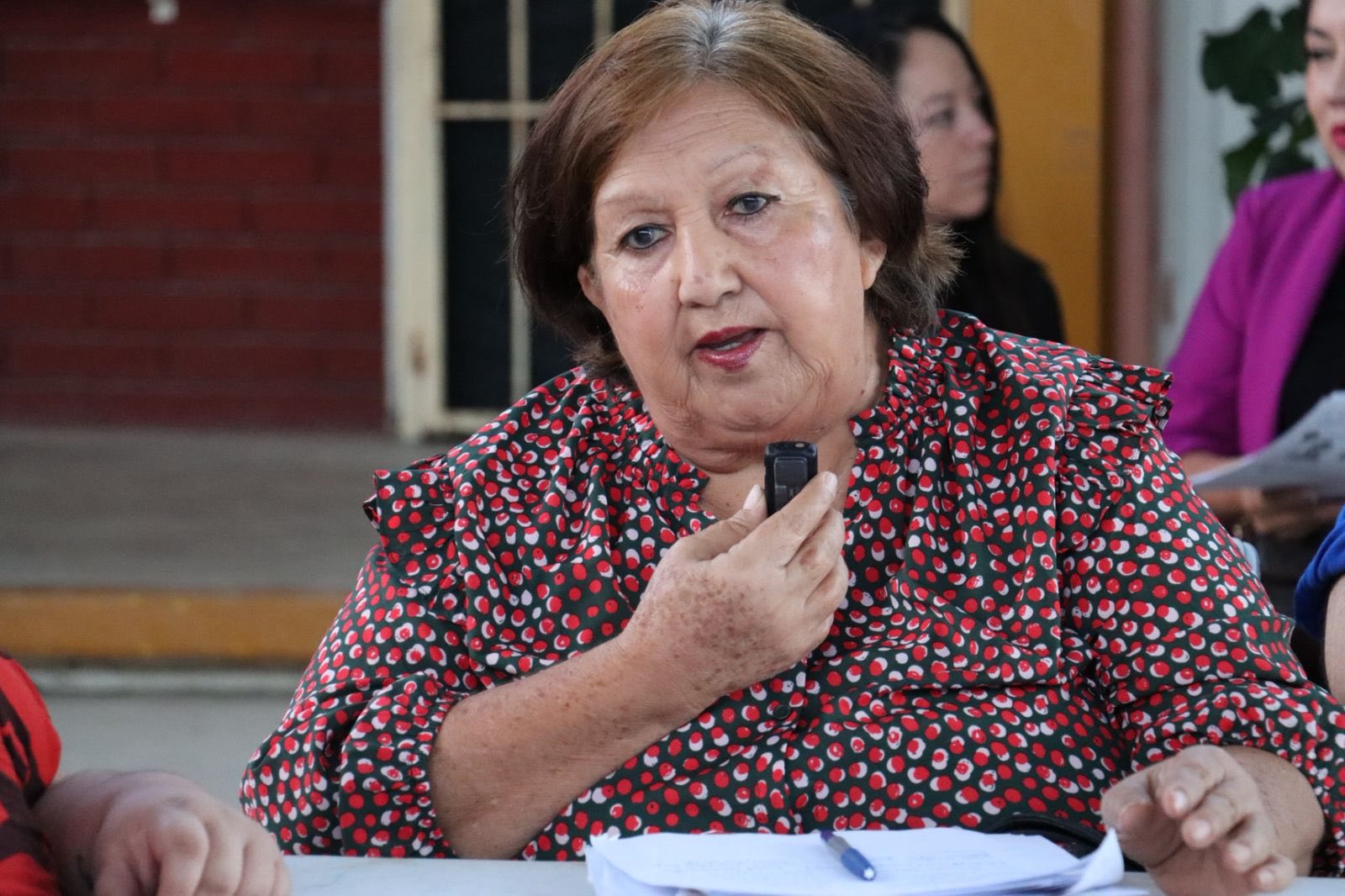 Puede ser una imagen de 4 personas y texto