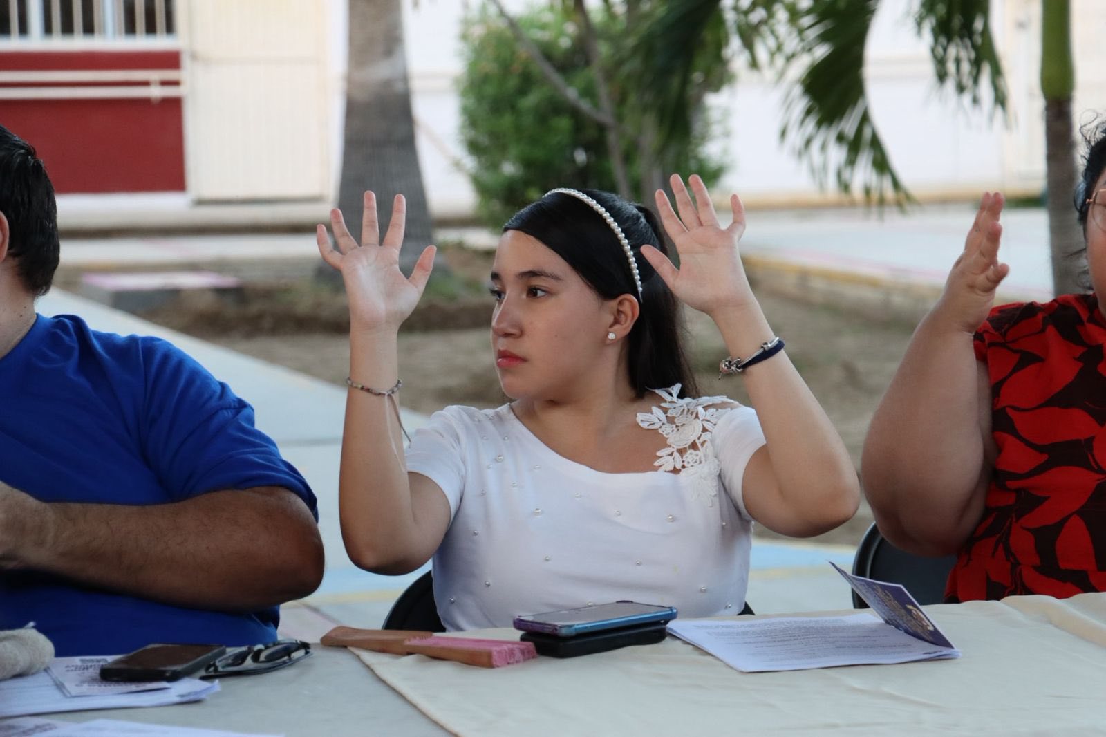 Puede ser una imagen de 4 personas y texto