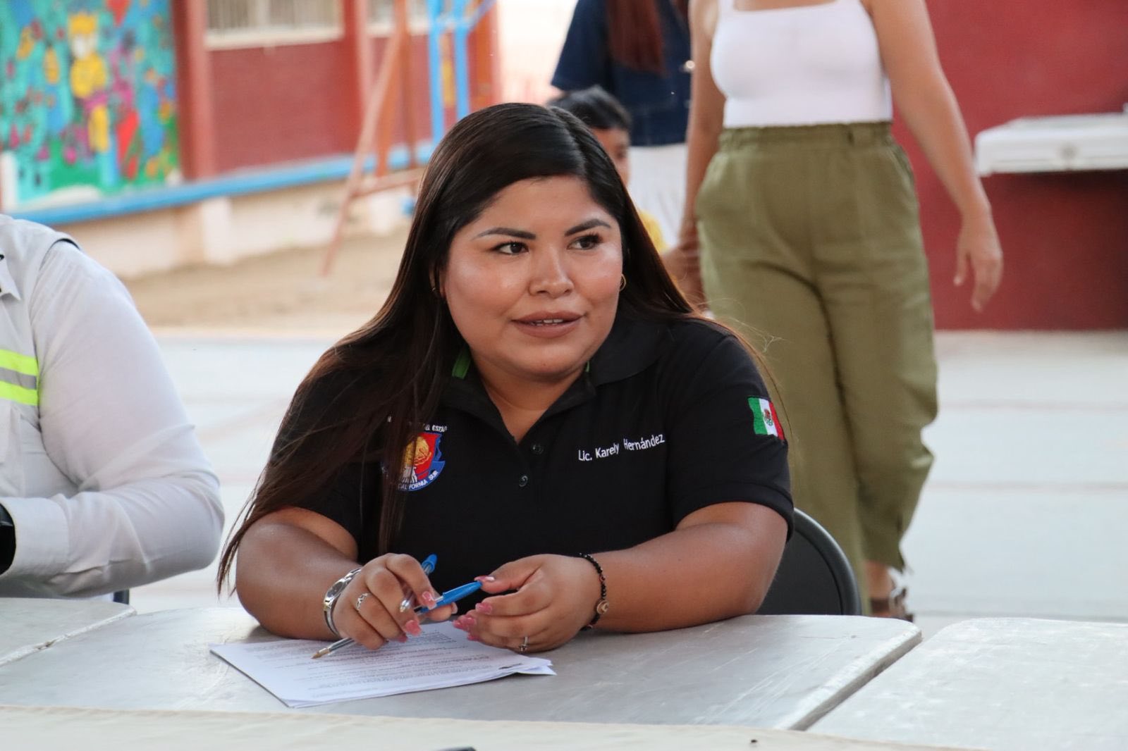 Puede ser una imagen de 4 personas y texto