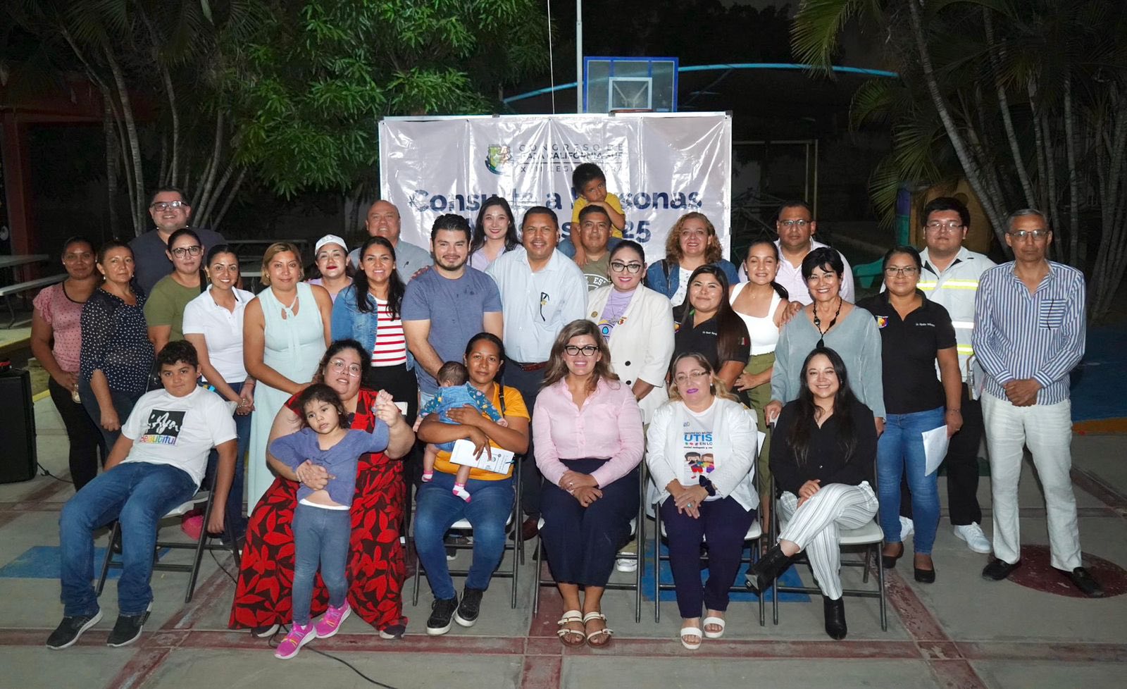 Puede ser una imagen de 4 personas y texto