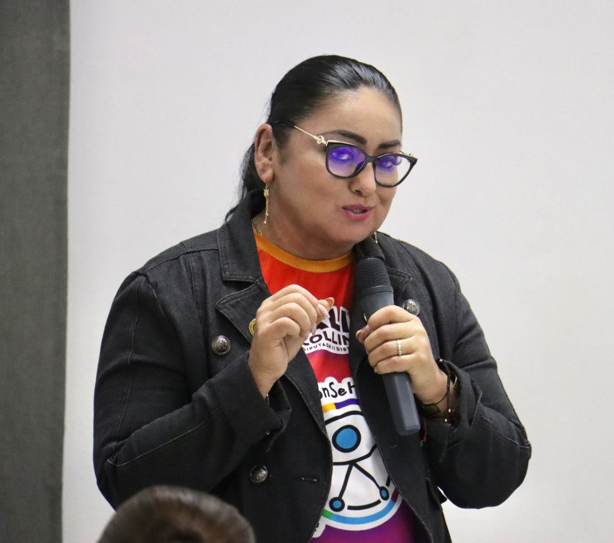 Puede ser una imagen de 4 personas y texto