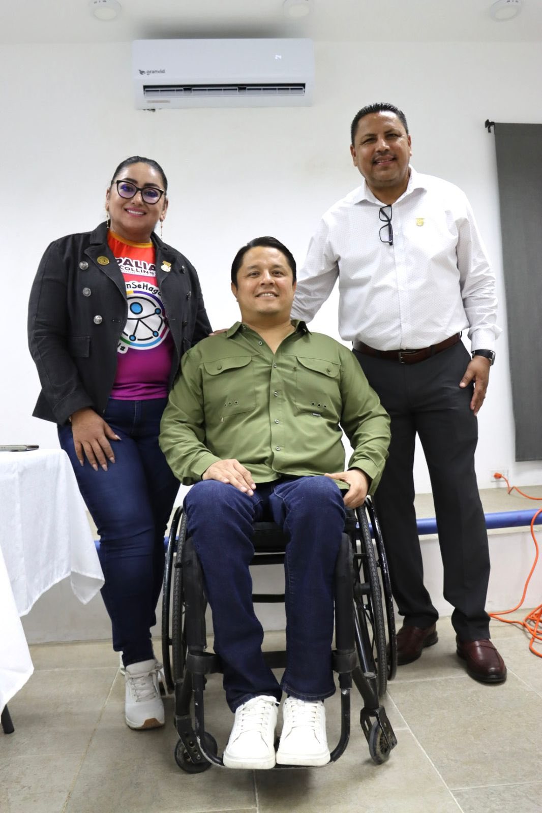 Puede ser una imagen de 4 personas y texto