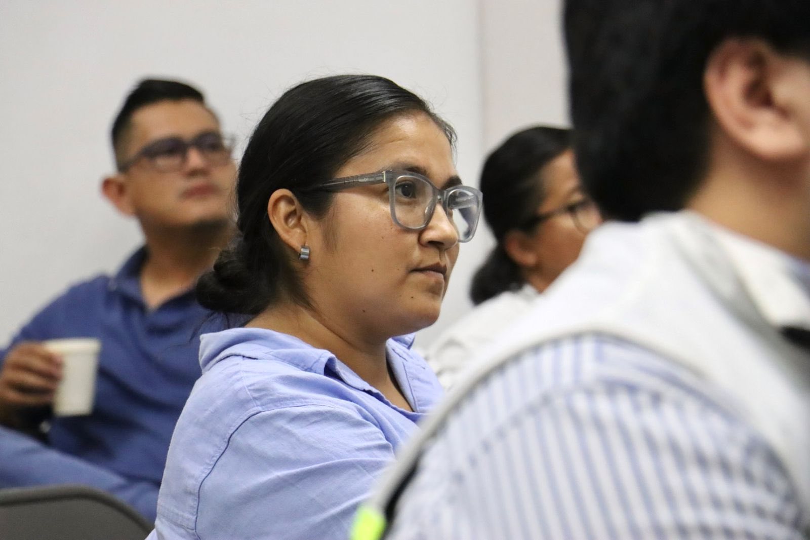 Puede ser una imagen de 4 personas y texto