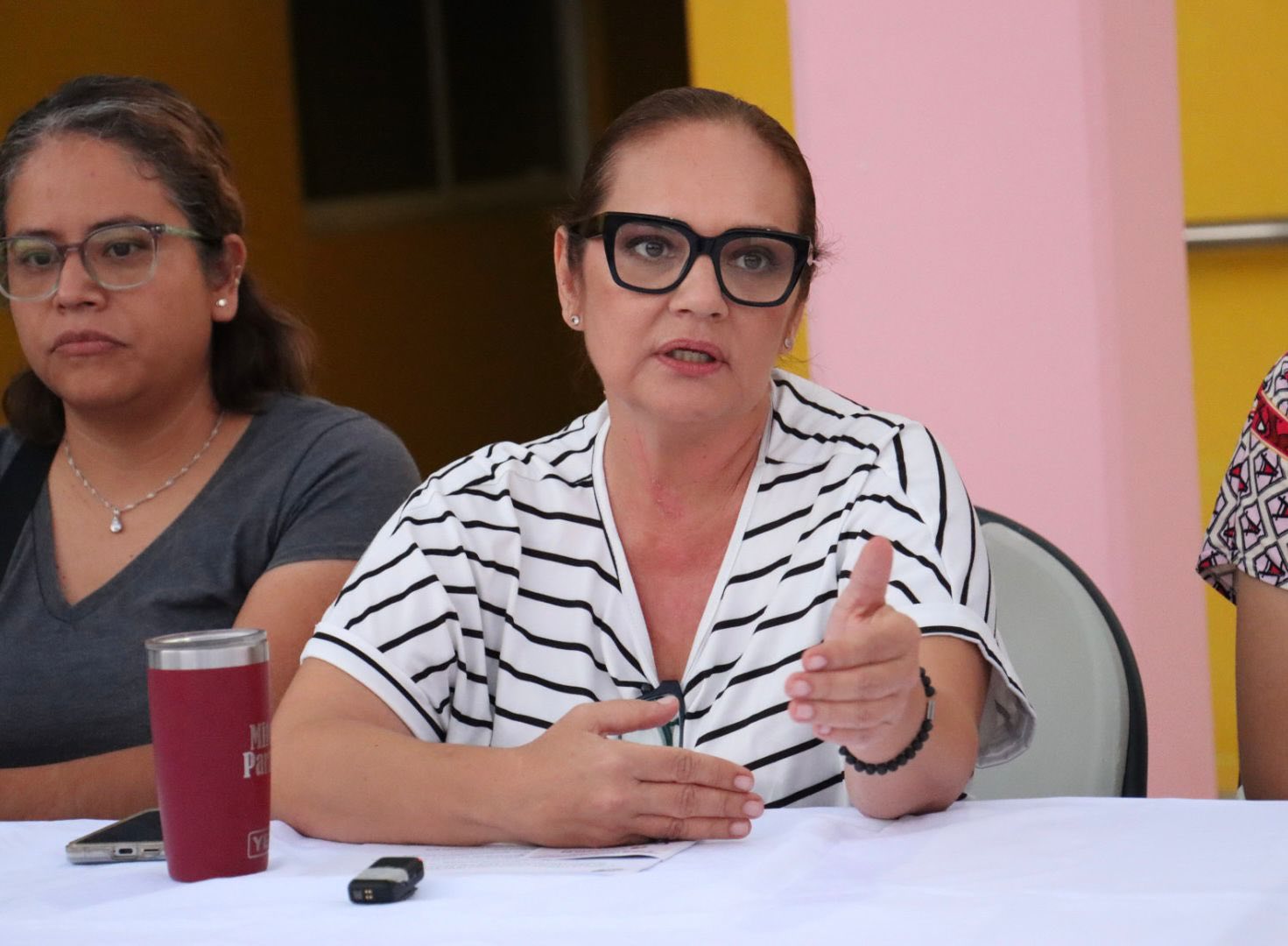 Puede ser una imagen de 4 personas y texto