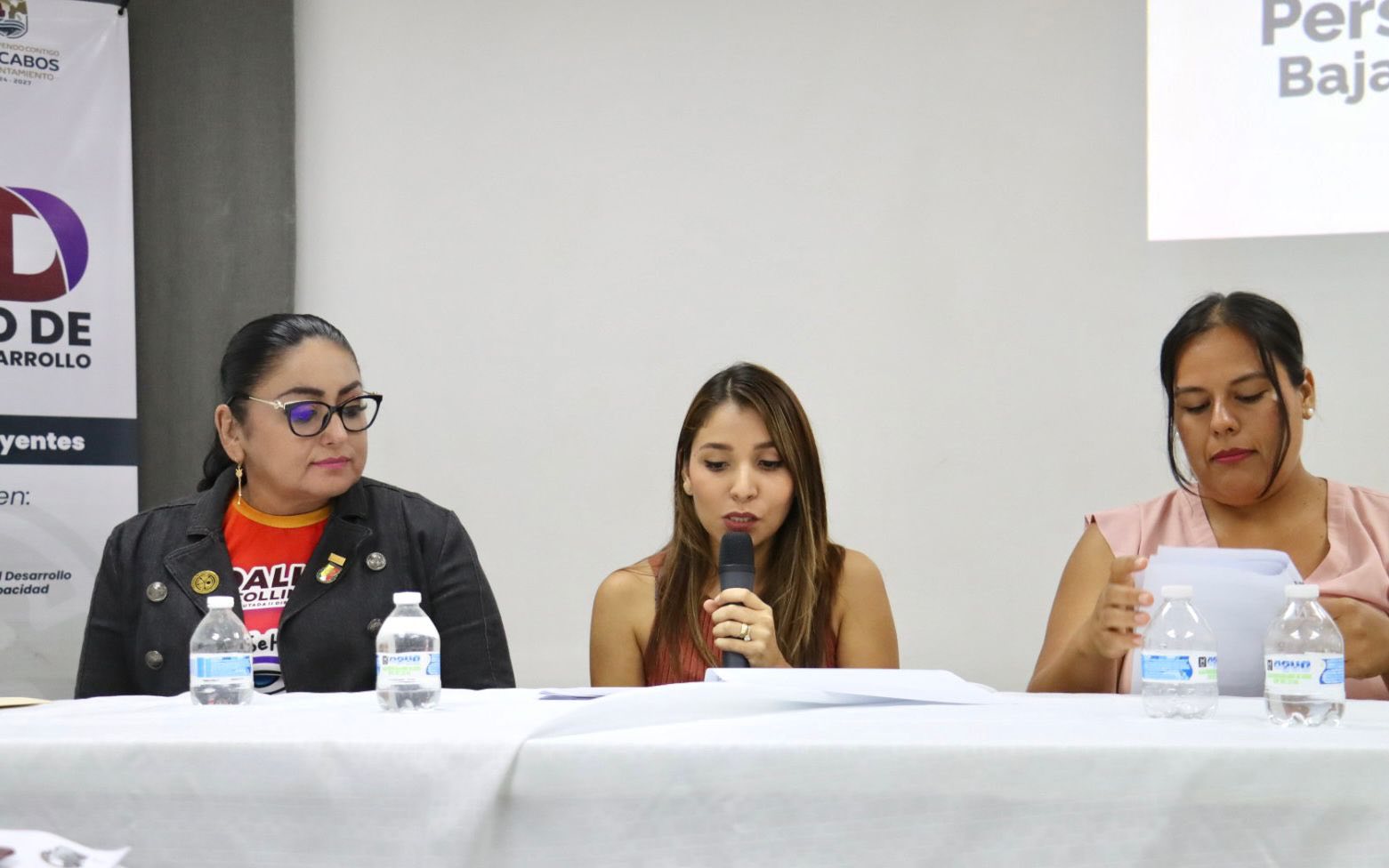 Puede ser una imagen de 4 personas y texto