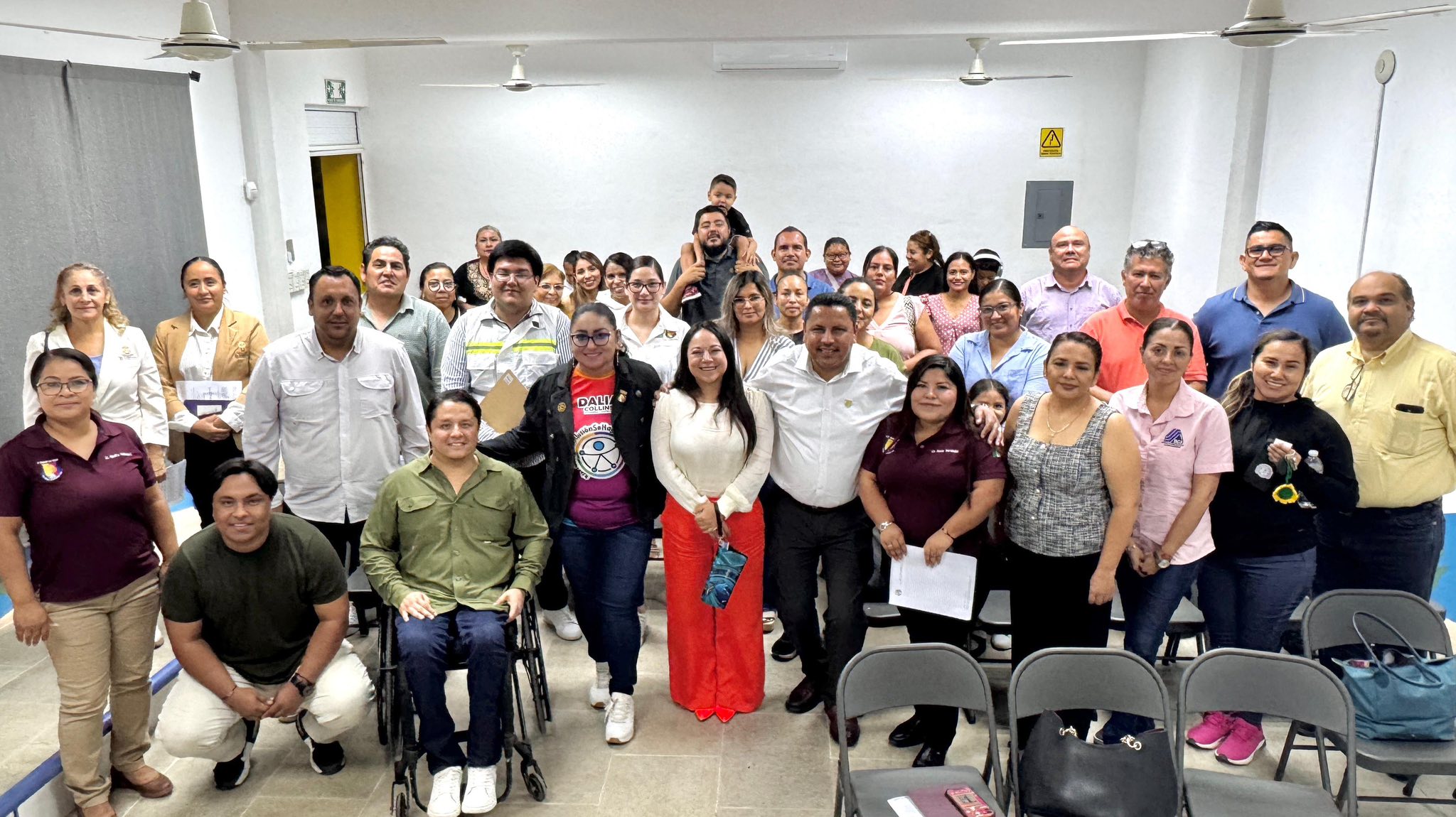 Puede ser una imagen de 4 personas y texto