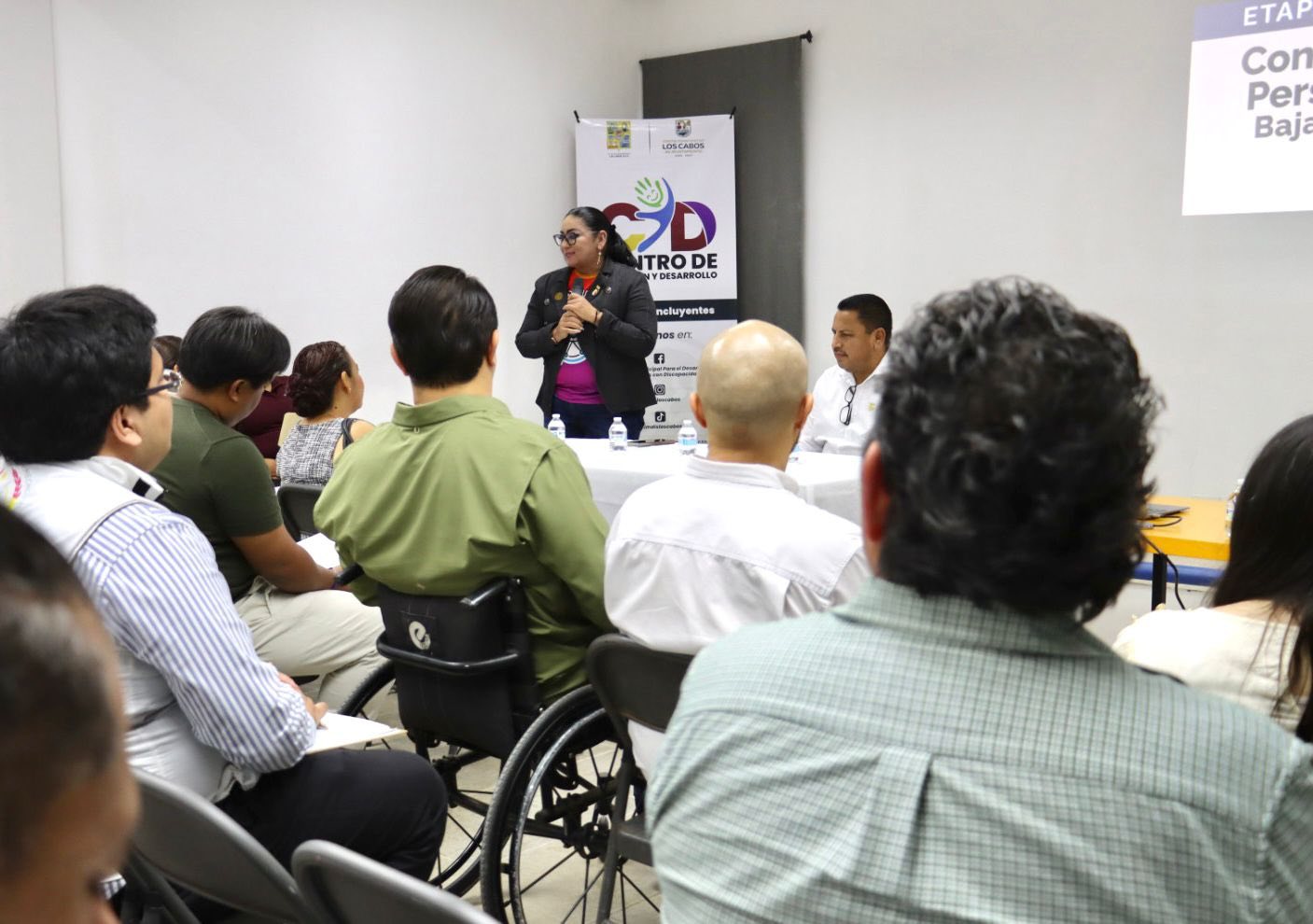 Puede ser una imagen de 4 personas y texto