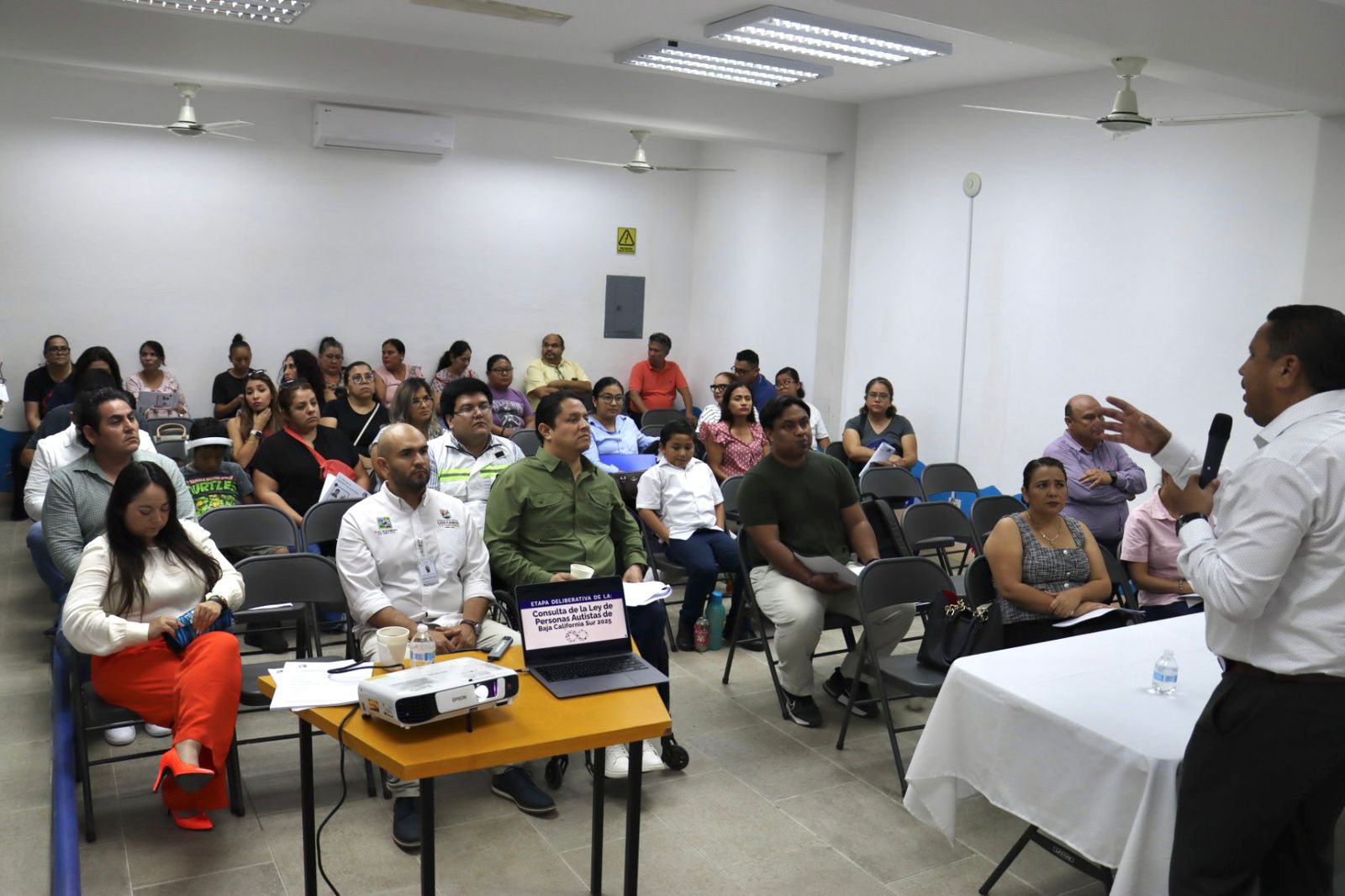 Puede ser una imagen de 4 personas y texto