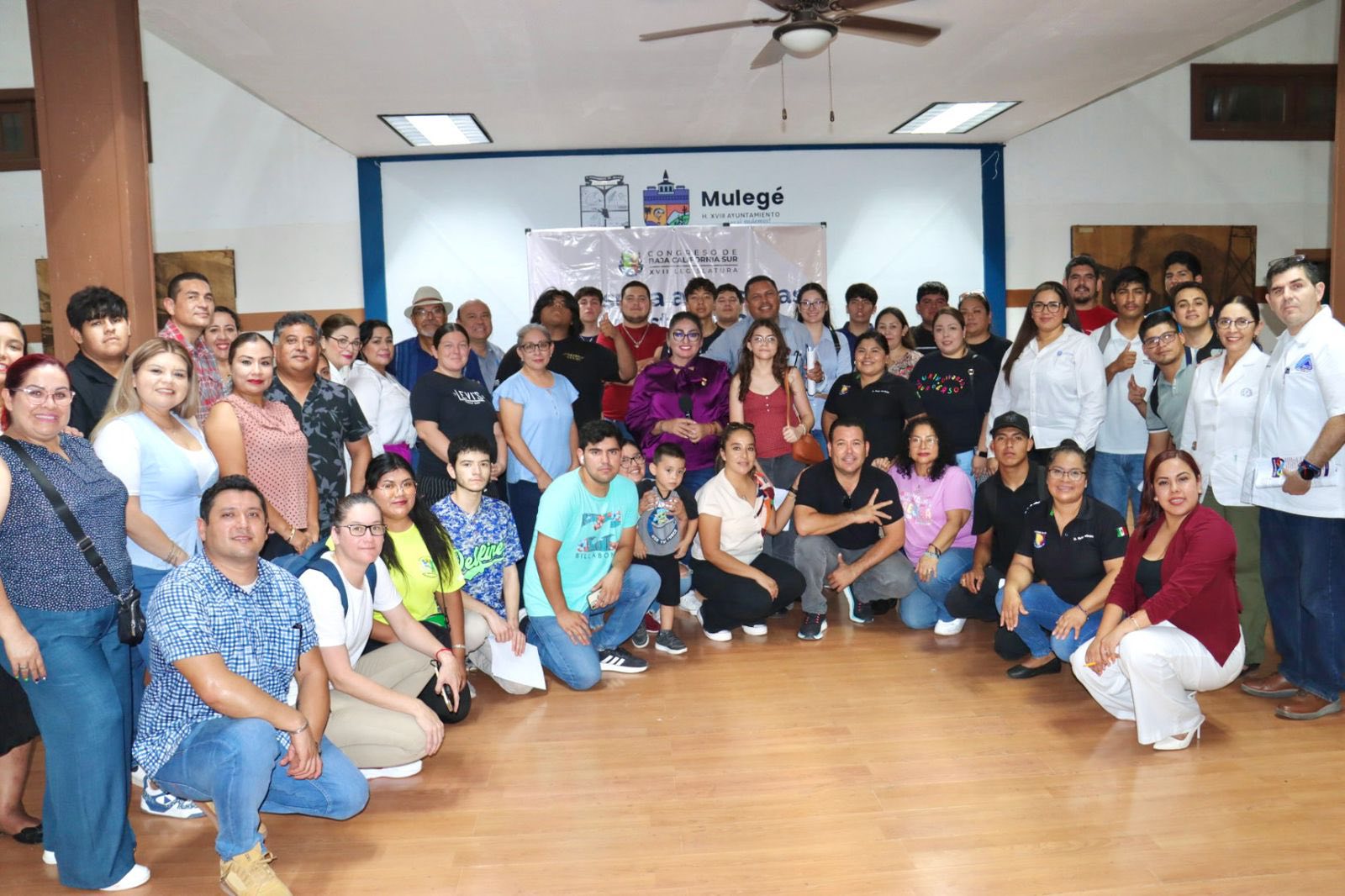 Puede ser una imagen de 4 personas y texto