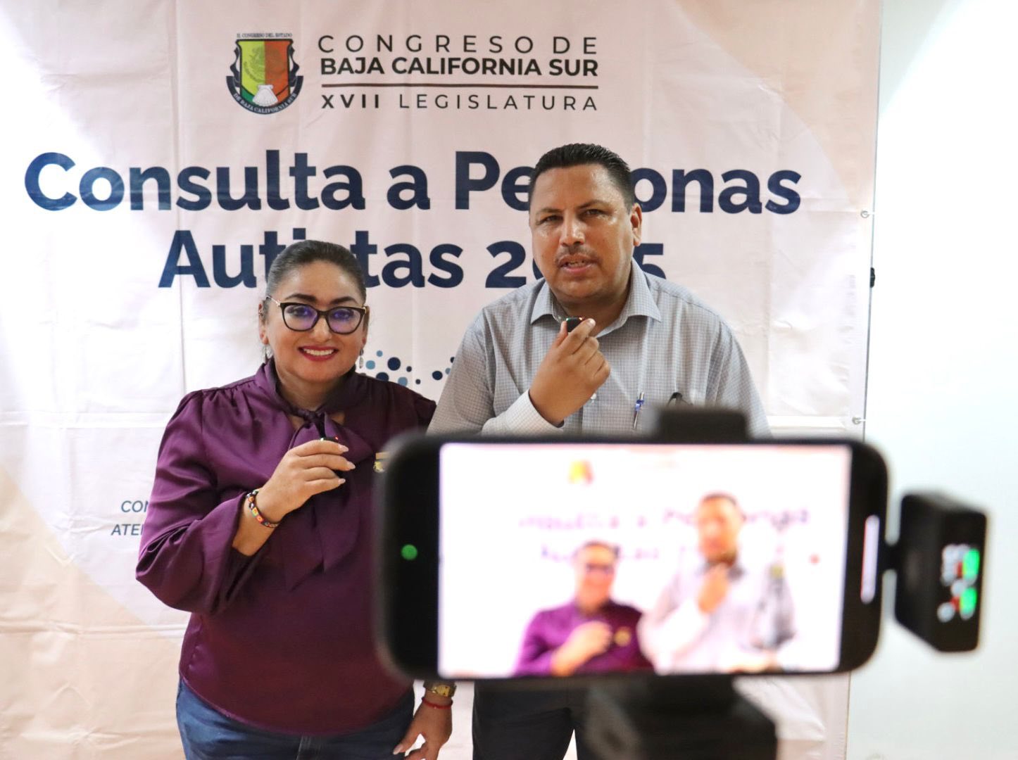 Puede ser una imagen de 2 personas y texto que dice "ONGRESO C"