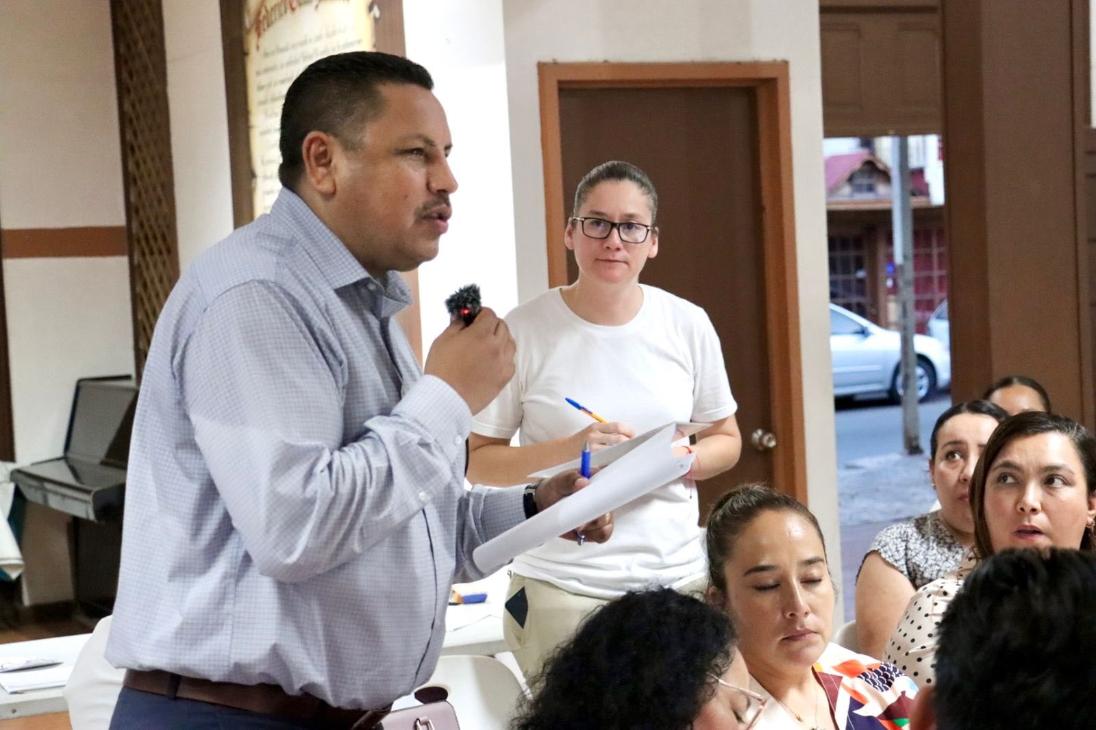 Puede ser una imagen de 9 personas y texto