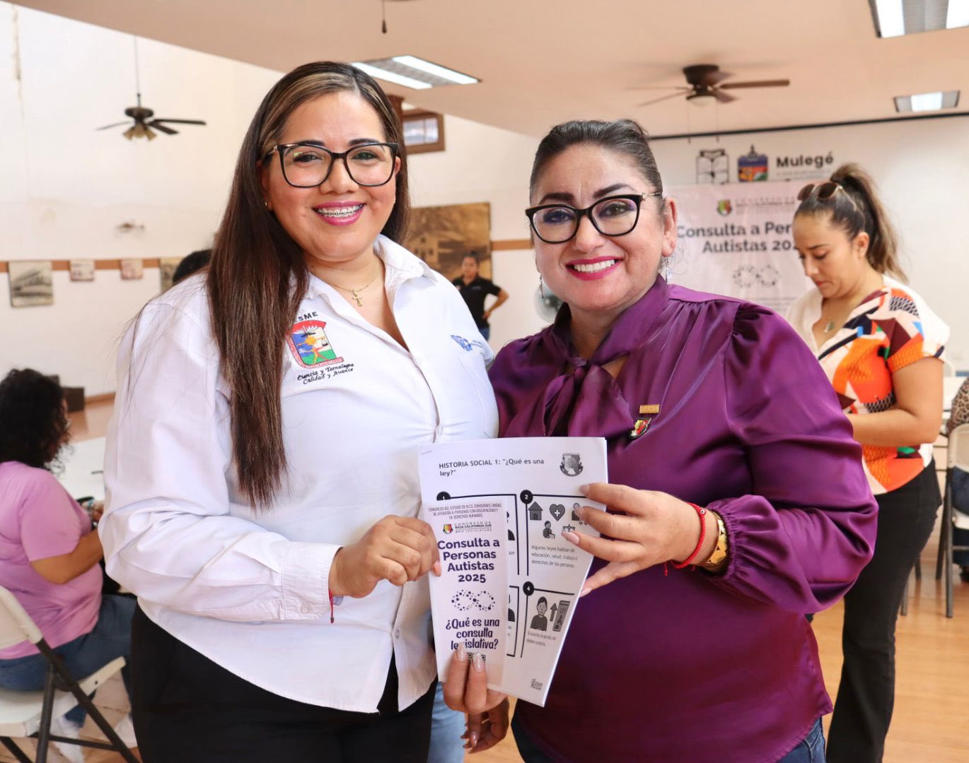 Puede ser una imagen de 8 personas, personas estudiando y texto