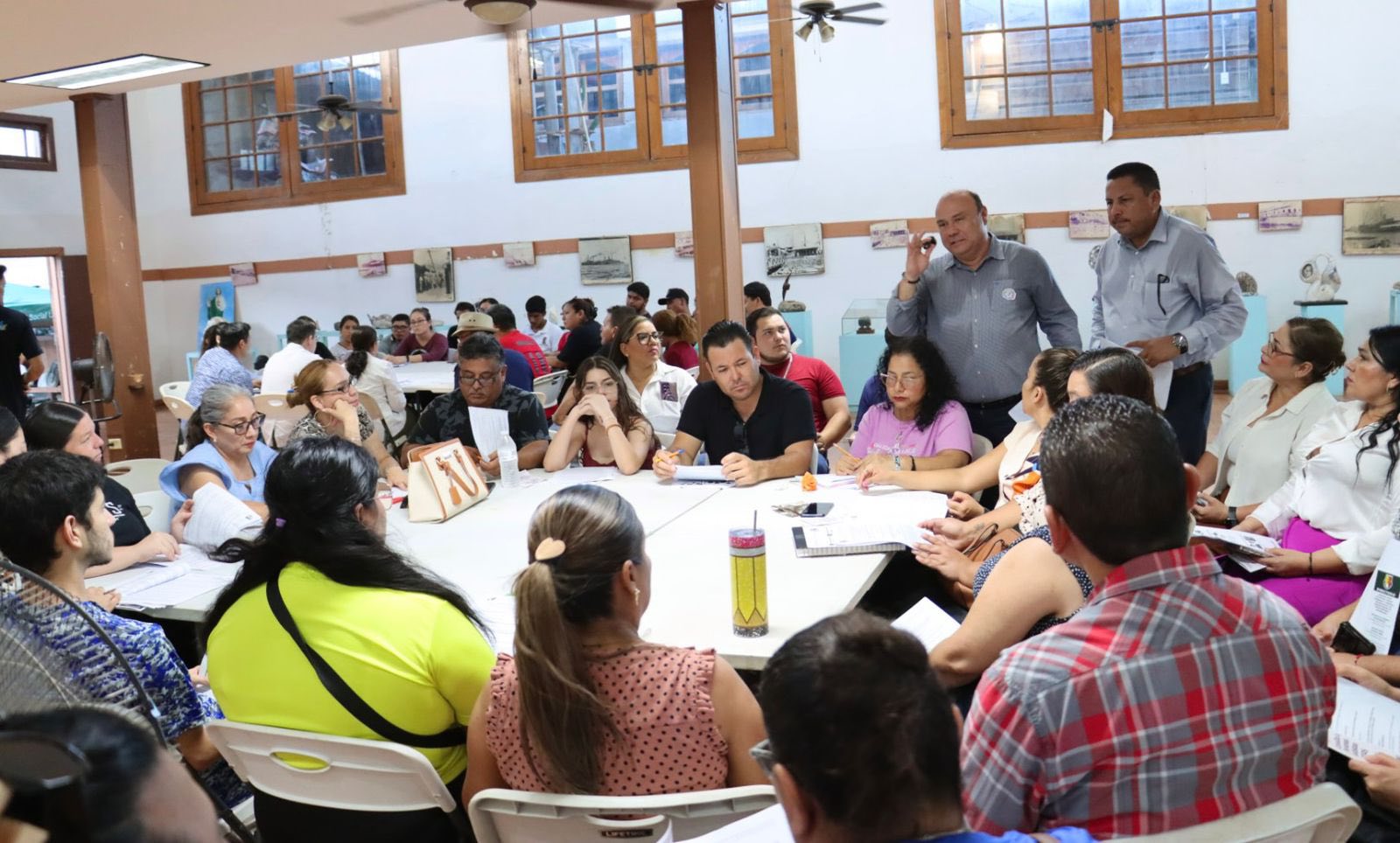 Puede ser una imagen de 7 personas