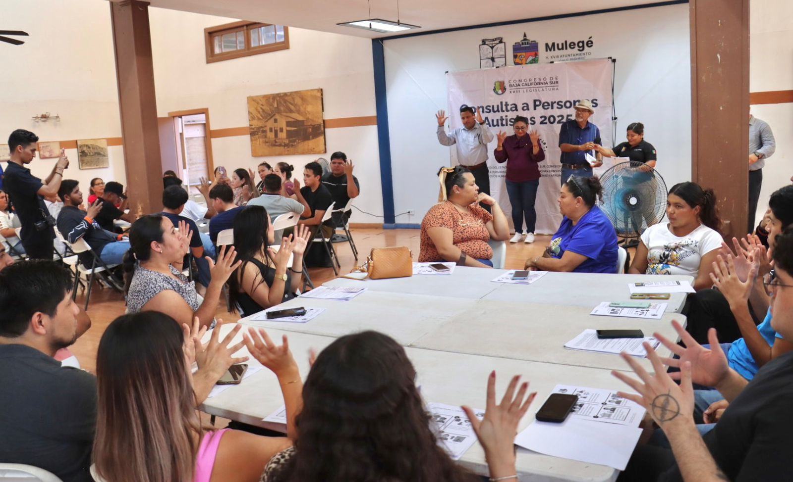 Puede ser una imagen de 9 personas y texto