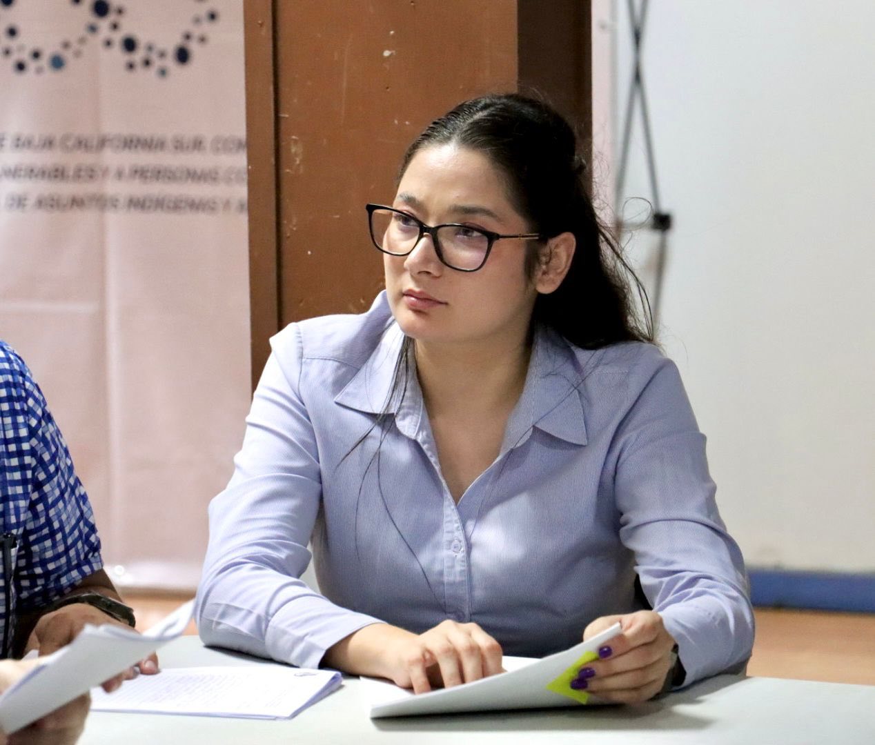 Puede ser una imagen de 8 personas, personas estudiando y texto